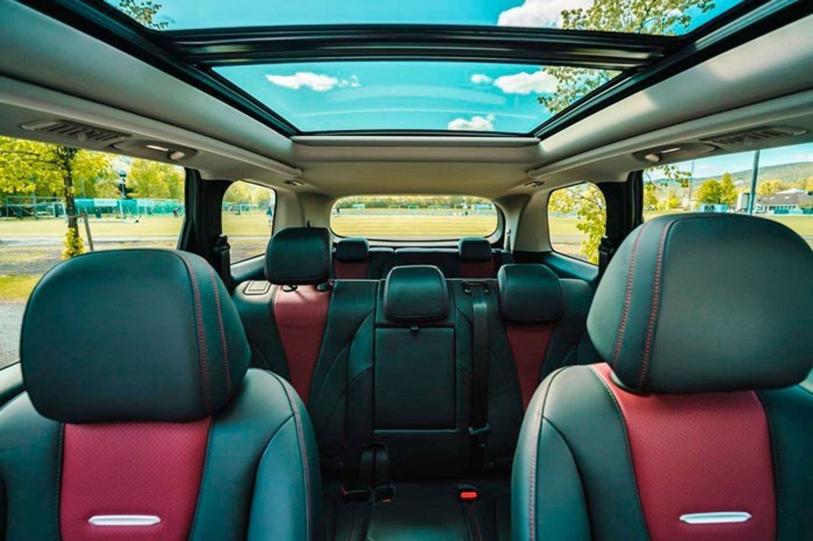 Euniq har tre sæderækker og plads til syv. Panoramataget er åbenbart en del af de europæiske standard-specifikationer.