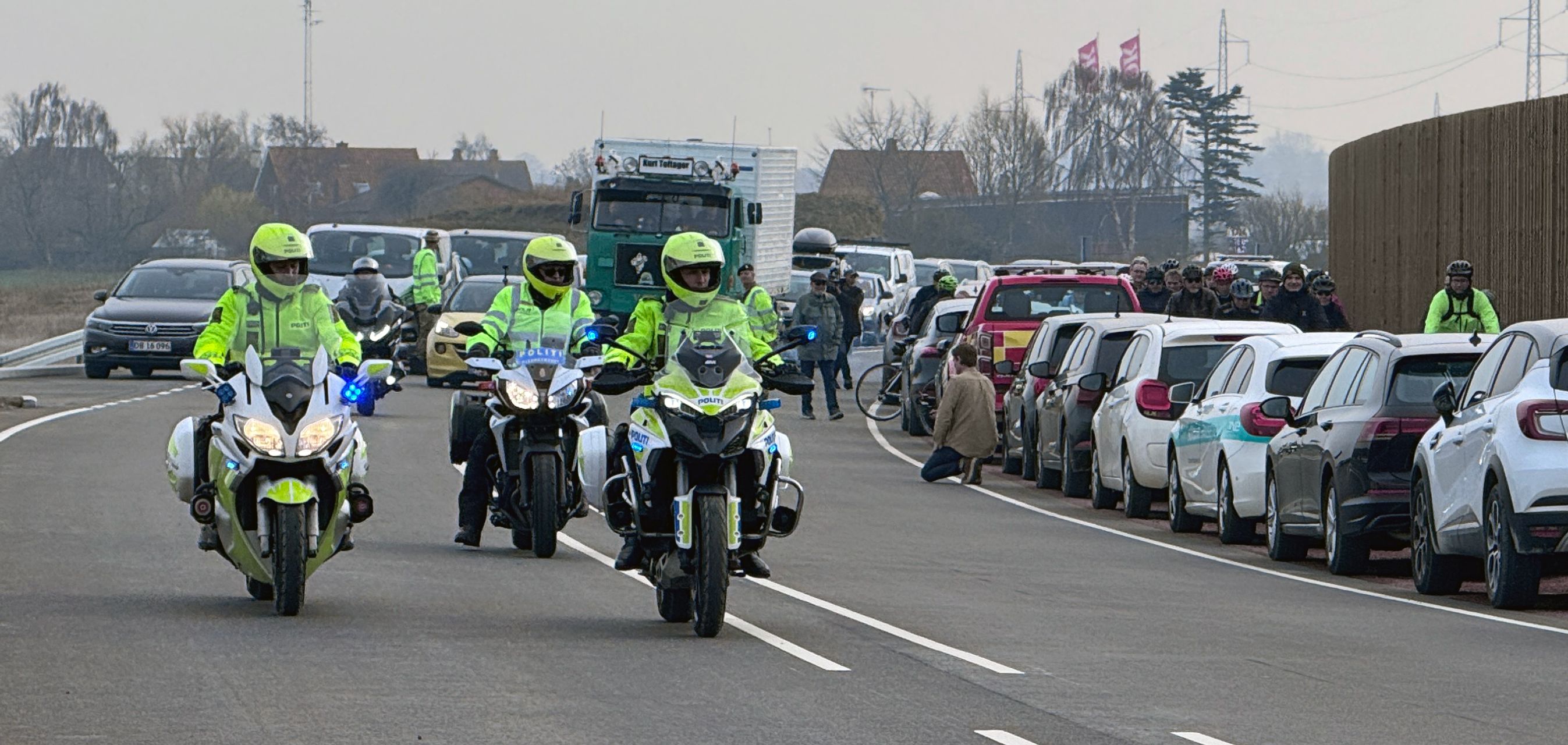 Motorcykelbetjente foran bilkortege.