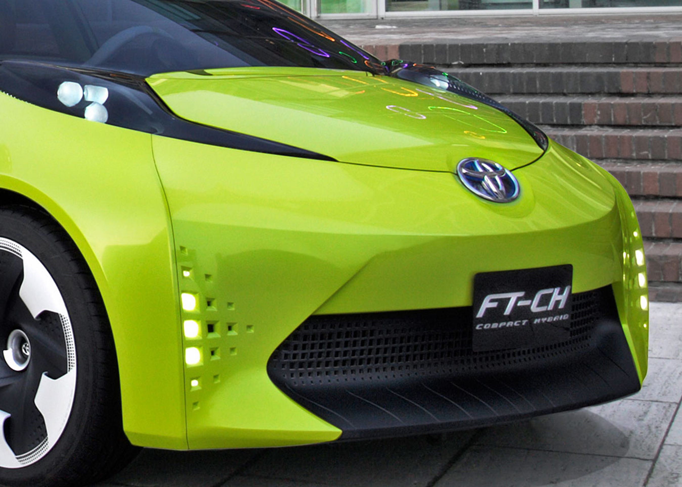 Toyota har hidtil ikke sagt noget om, hvilken hybridteknik, der gemmer sig under FT-CHs motorhjelm.