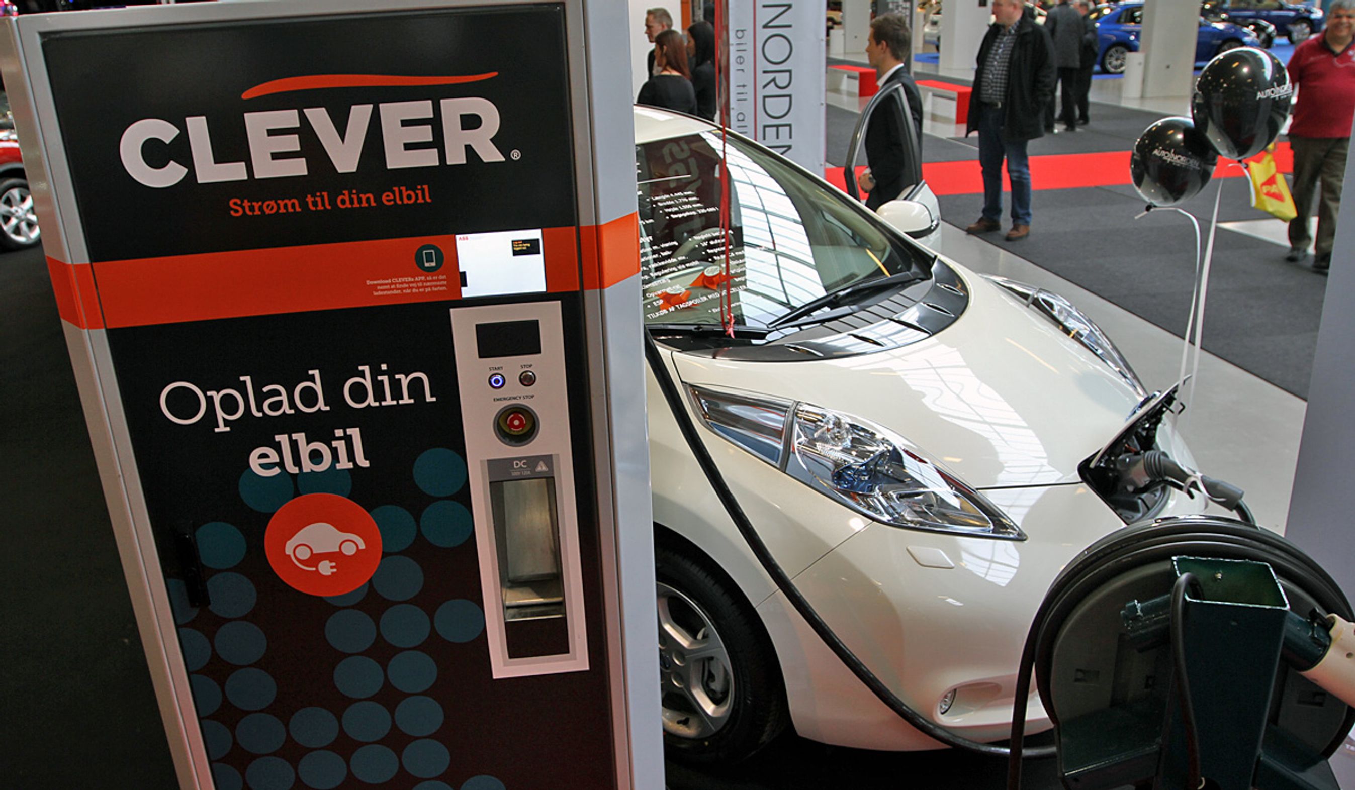 Nissan Leaf med en hurtiglader fra Clever.