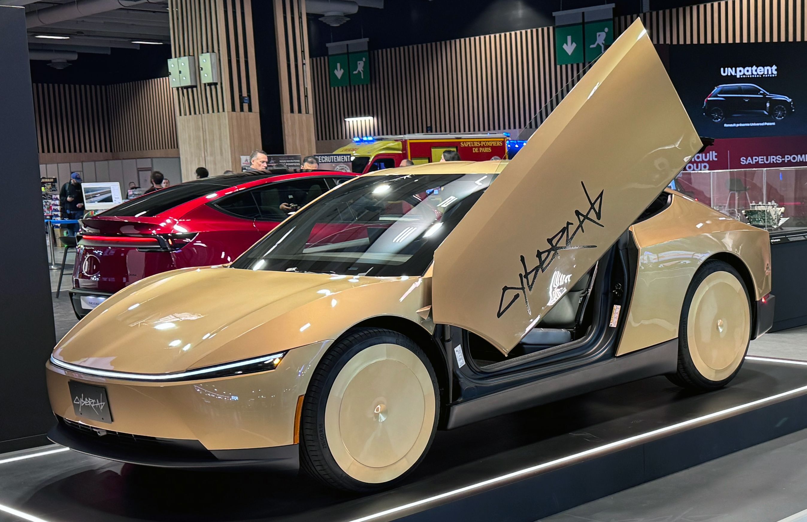 Guldfarvet Tesla Cybercab på biludstilling.
