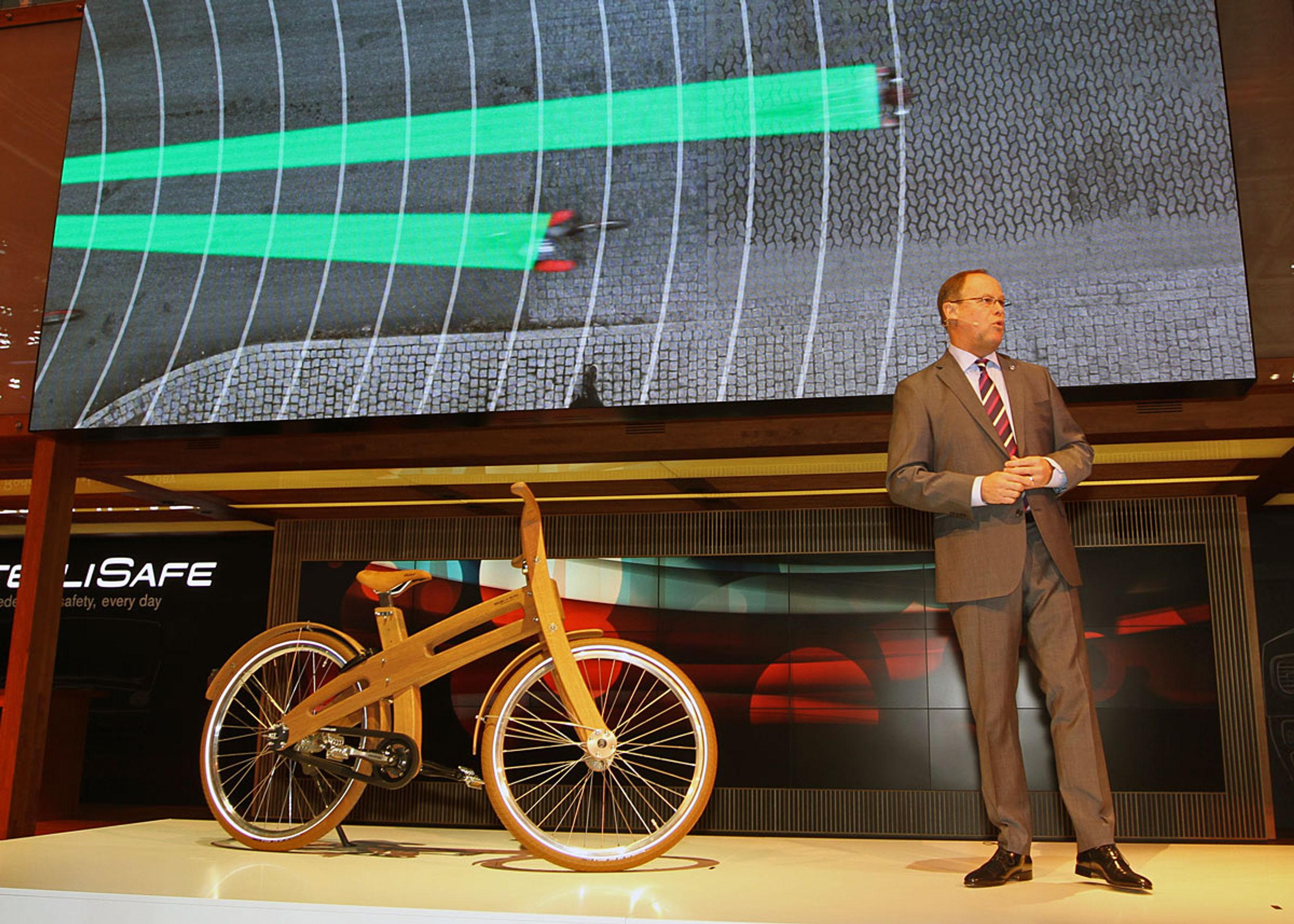 Volvo-chefen præsenterer det nye antikollisionssystem, der også kan opdage cyklister. Det sker ved hjælp af kamera og kamera.