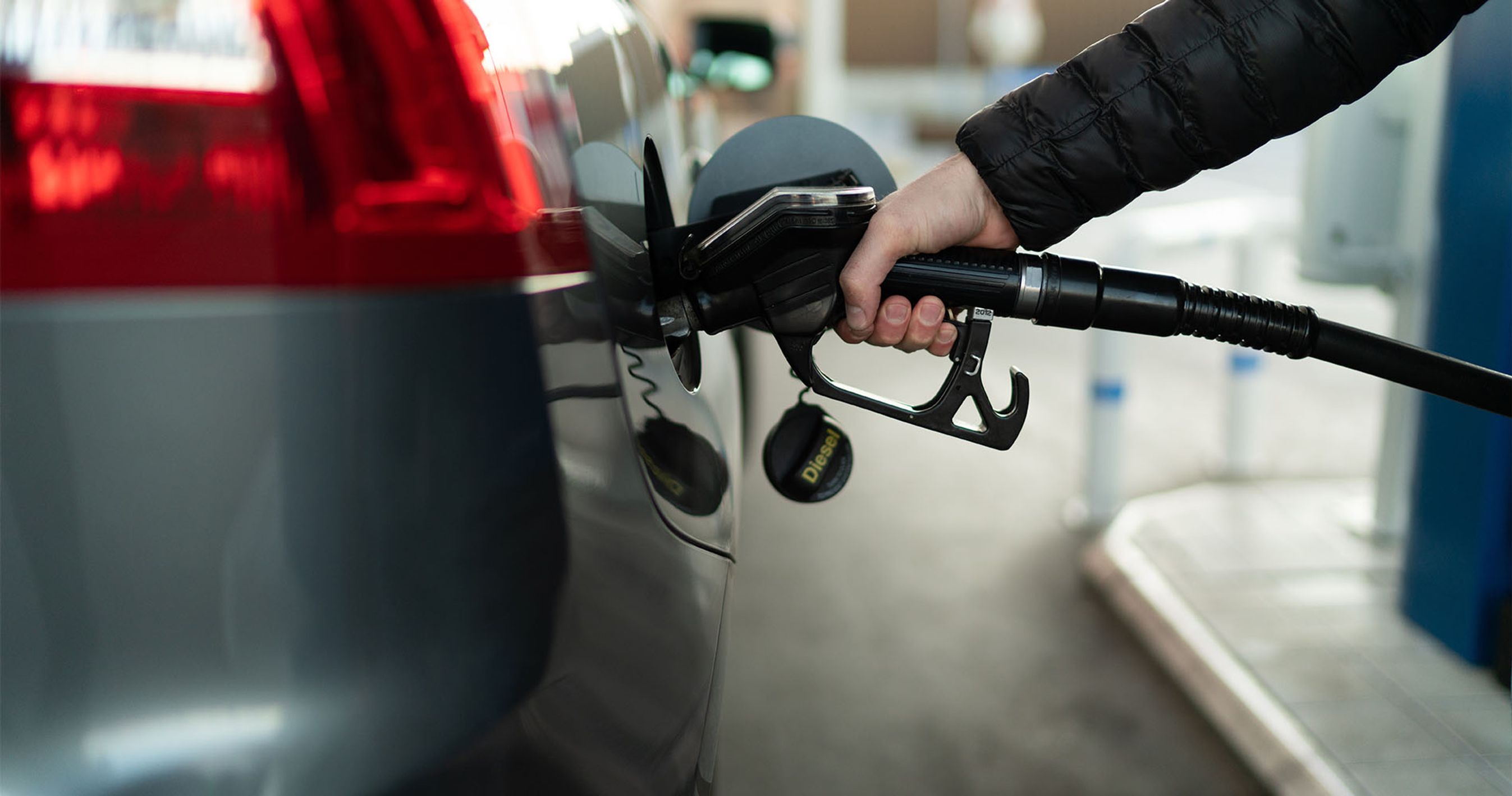 Volvo bliver tanket med diesel.