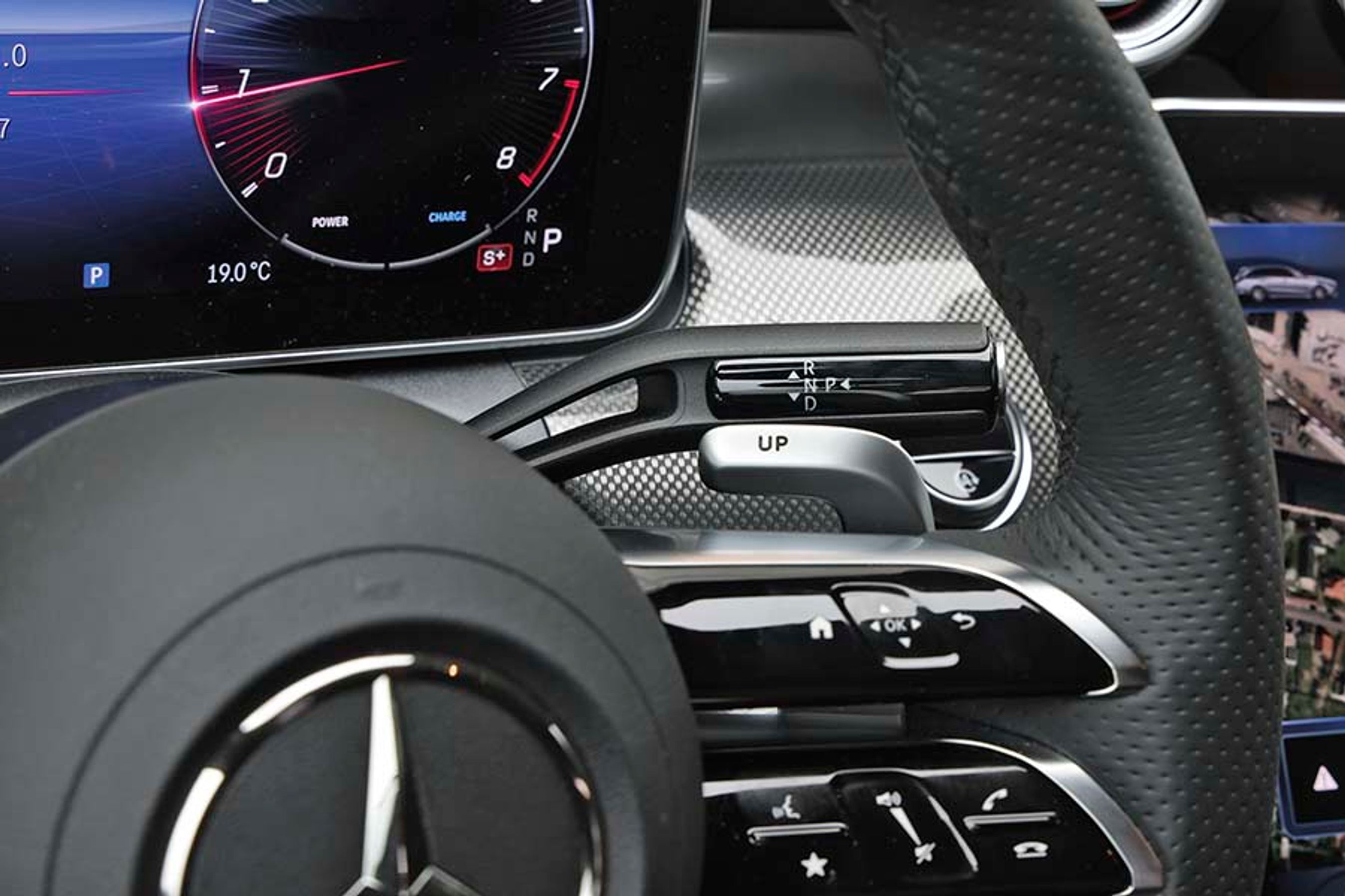 Gearvælgeren er placeret bag rattet på traditionel Mercedes-manér, og bag rattet er der skiftegreb til at styre gearkassens ni trin.