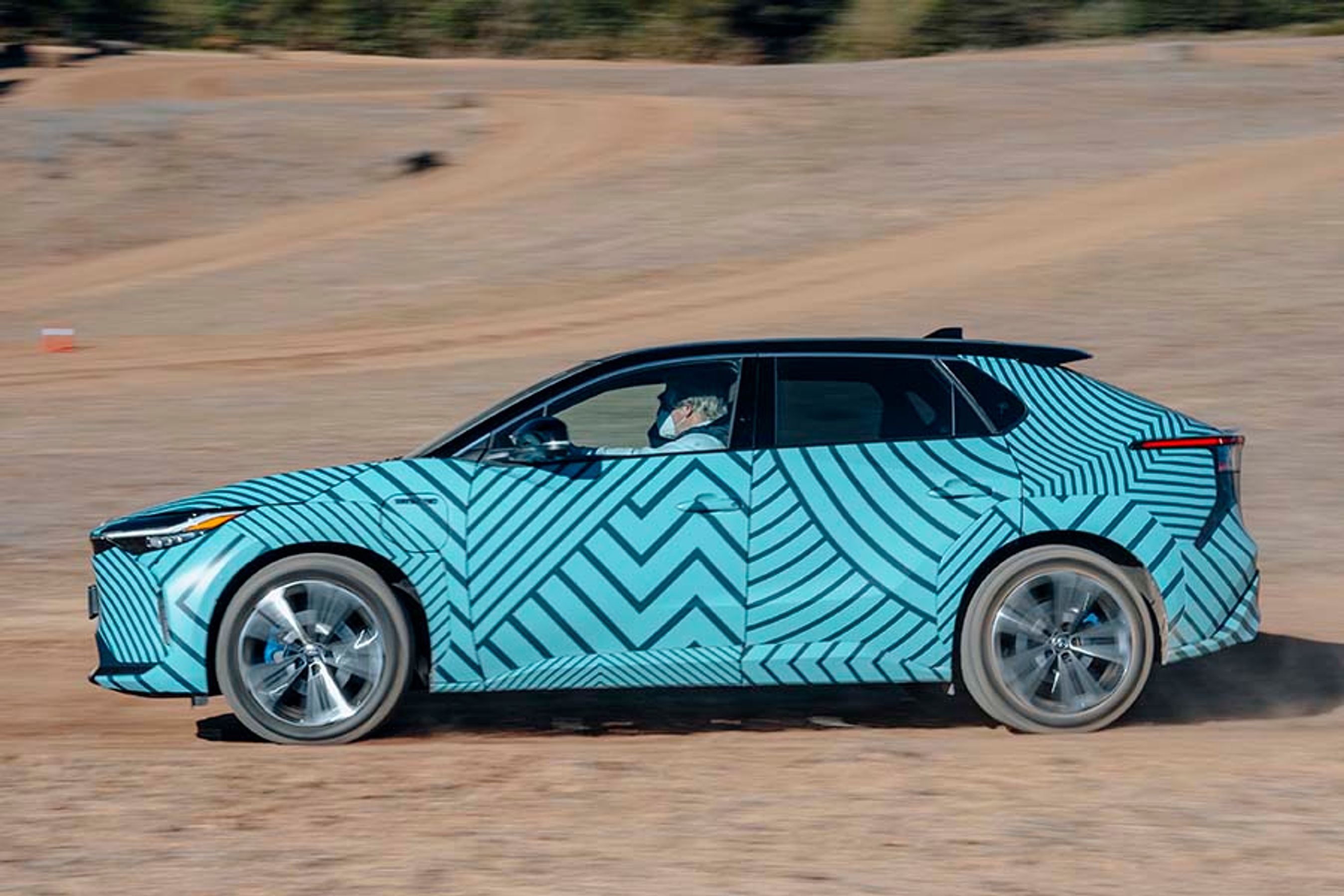 bZ4X er det lidt kryptiske navn på Toyotas første elbil. Der er tale om en mellemklasse SUV med en rækkevidde på over 400 km og en særdeles rummelig kabine.