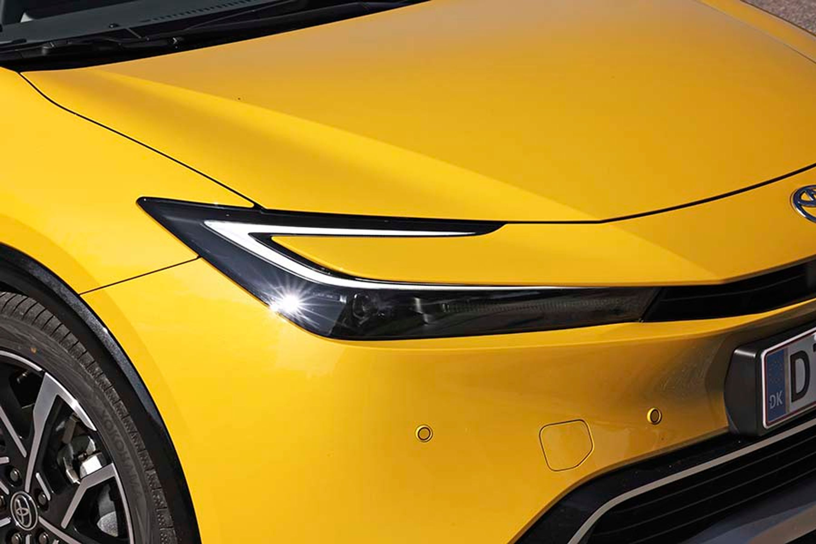 Forlygterne har et fancy kørelys, der gør bilen unik i trafikken. Om natten blænder bilen selv op og ned for det lange lys, der er af LED-typen med matrix-funktioner, der giver et fremragende lys uanset trafikbilledet foran bilen.