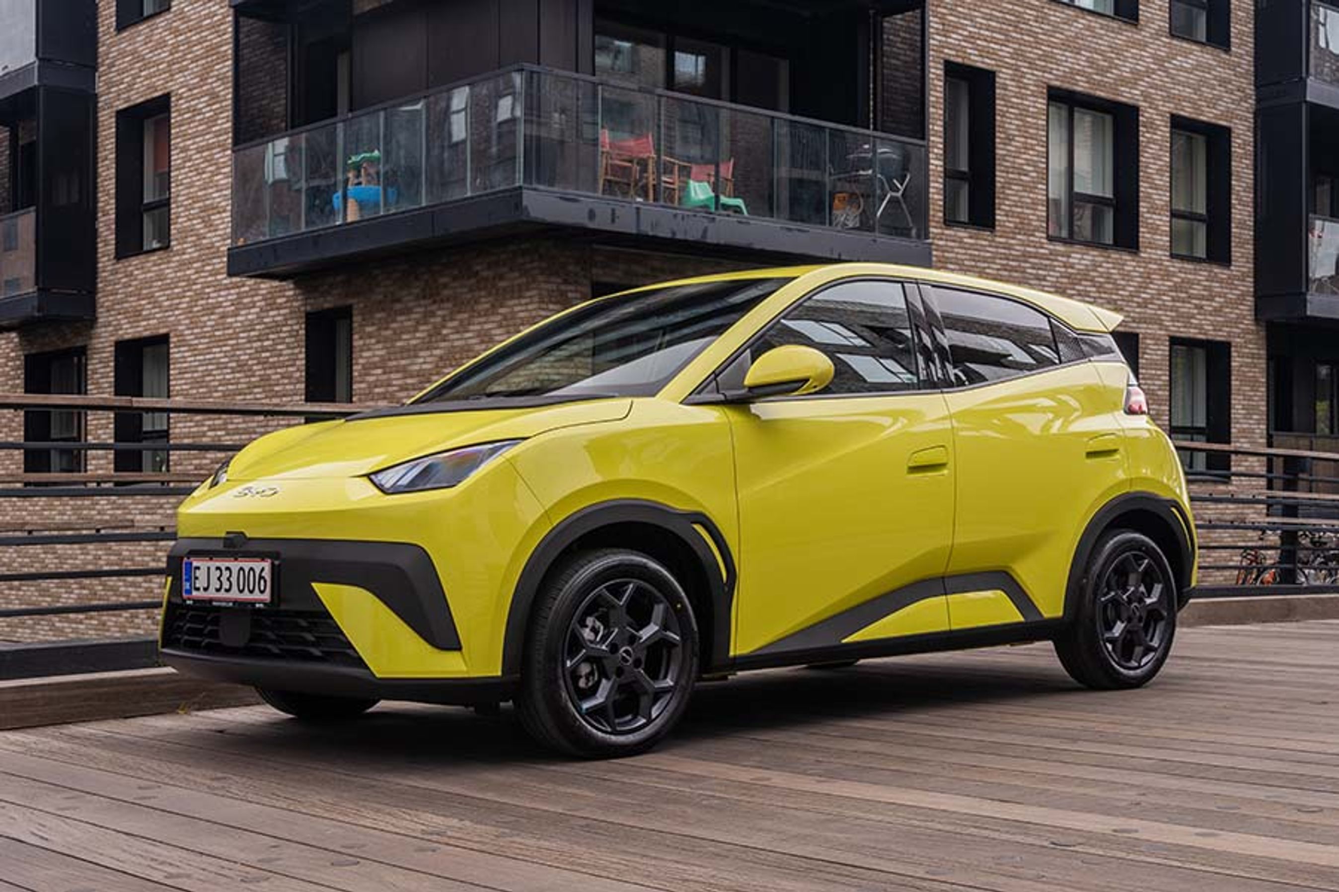 BYD Dolphin Surf er en fire meter lang minibil med et friskt design. Denne gule metallakering (BYD kalder den lime green) fås uden merpris, mens de øvrige metalfarver, sort, hvid og blå, koster 5.600 kr. ekstra. 