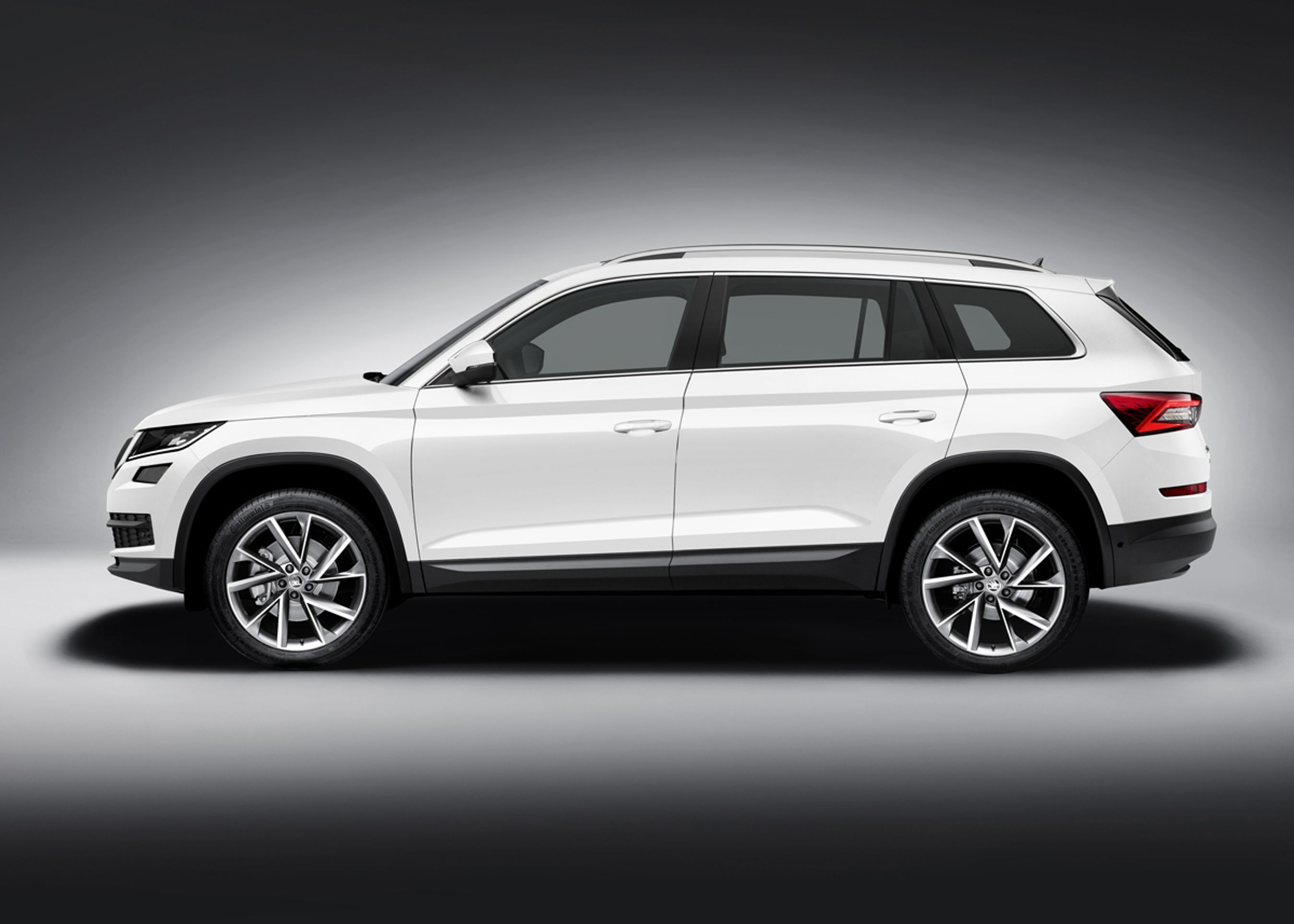 Kodiaq placerer sig i den høje ende af den kompakte SUV-klasse. 4,70 meter i længde og 2,79 meter i akselafstand måler bamsen.