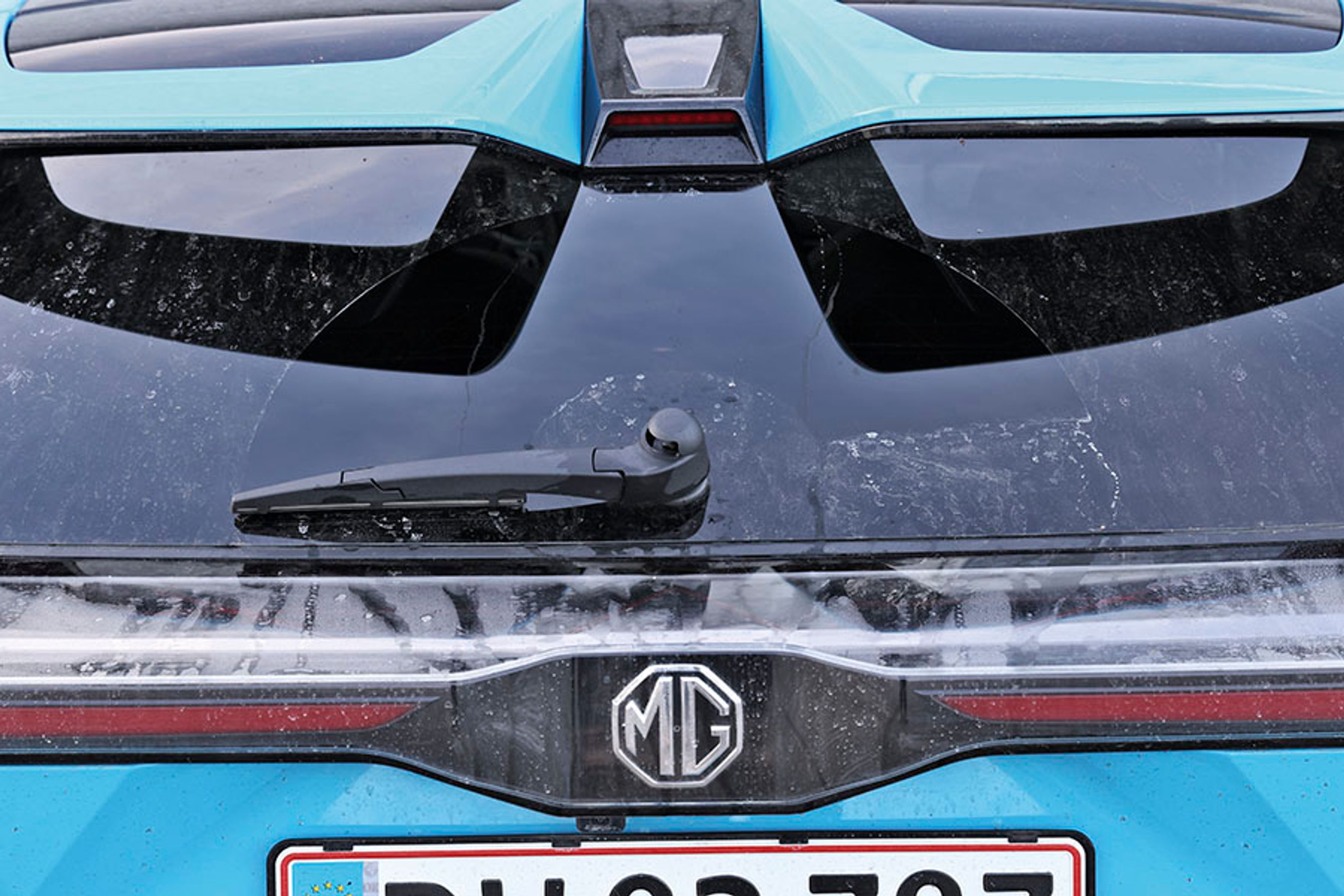 Med den seneste opdatering af MG 4 kom der også en lille vinduesvisker. Den hjælper også lidt på udsynet, men som du kan se her, er det begrænset, hvor ren ruden bliver.