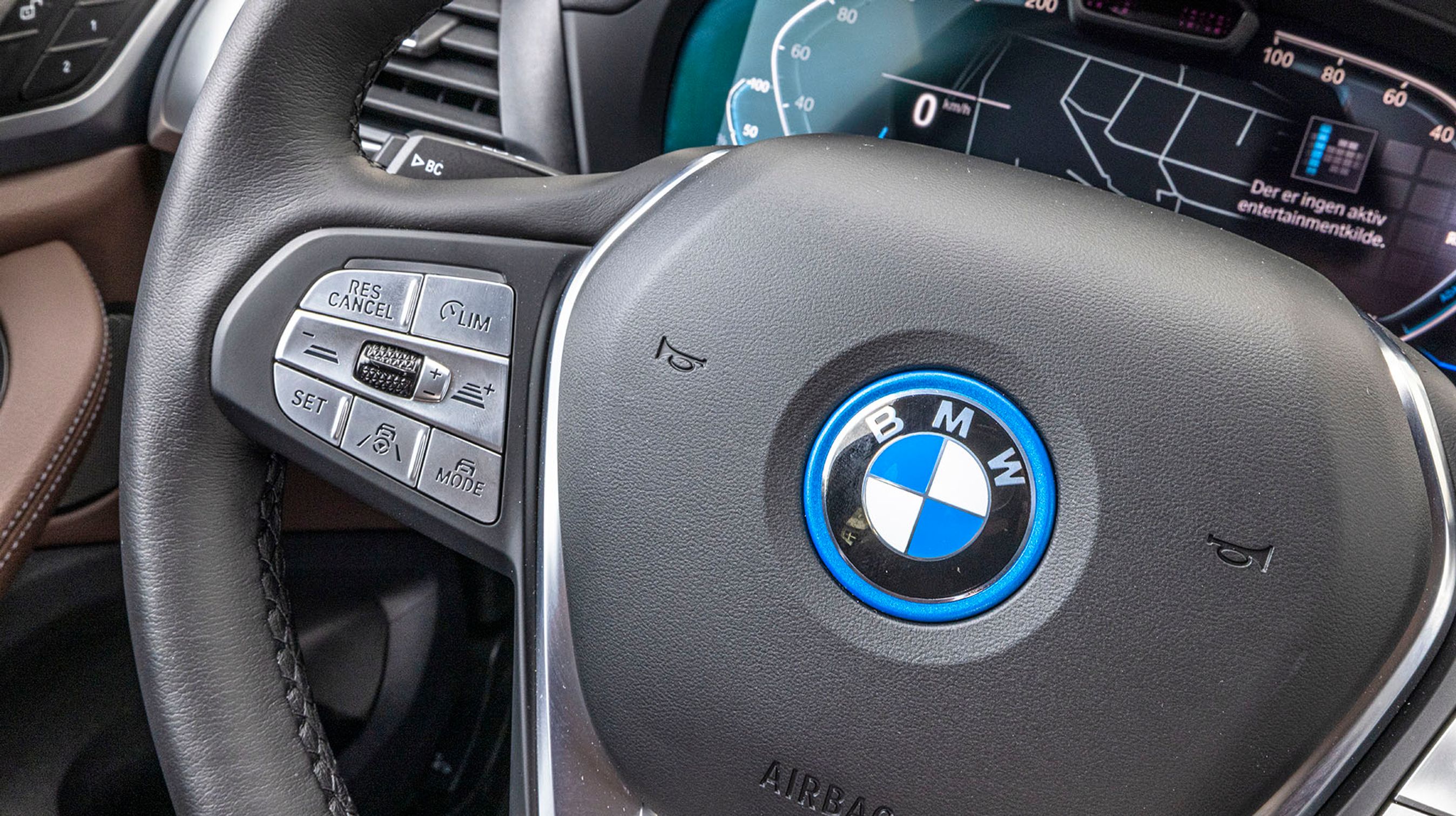 Fra rattet styres den adaptive fartpilot og den styrehjælp, der selv kan fastholde bilen i vognbanen. Begge dele fungerer fint og er med til at løfte køreindtrykket.