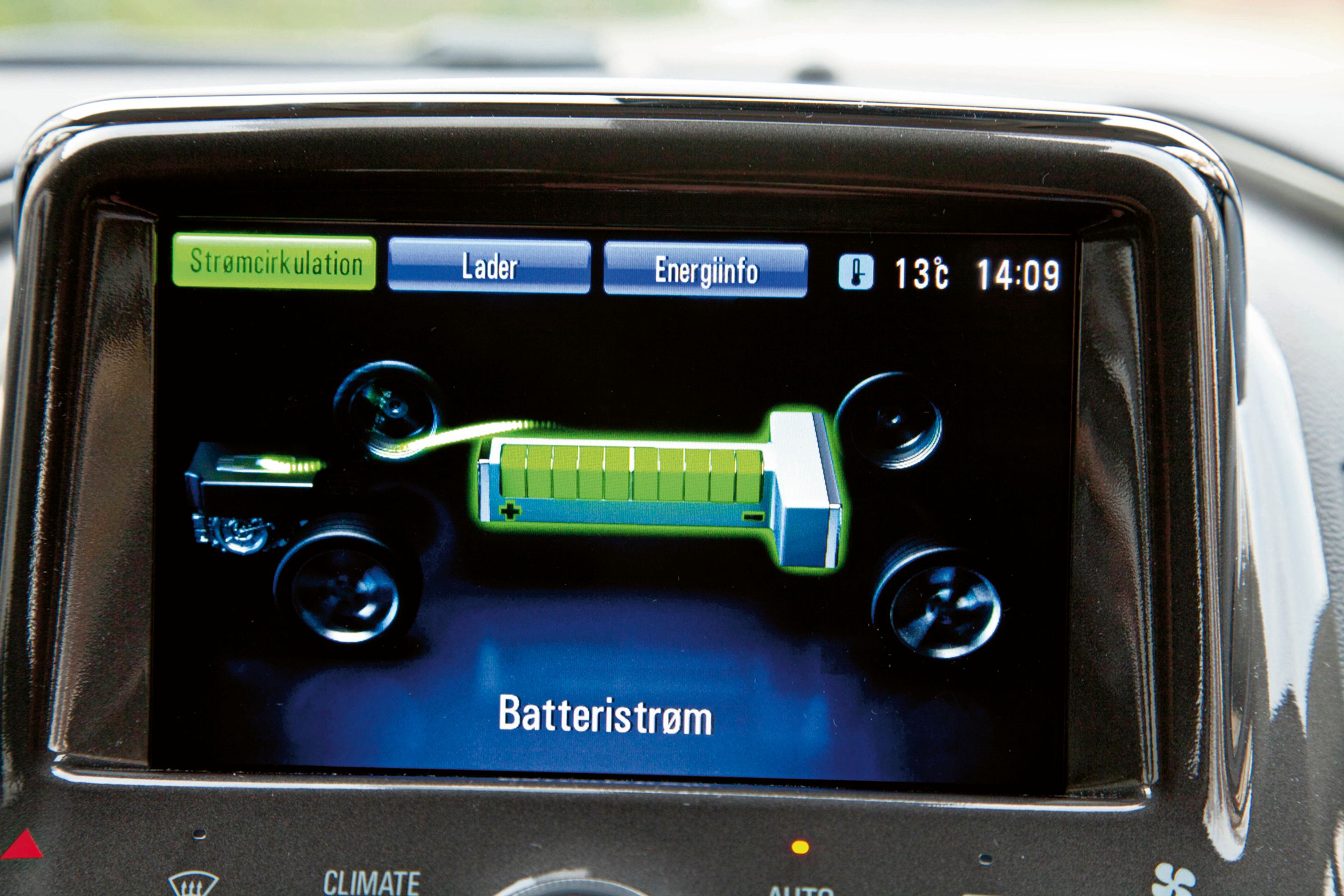 Skærmen i midten viser det aktuelle energiforløb. Pile viser, om strømmen går fra batteriet til elmotoren eller omvendt.