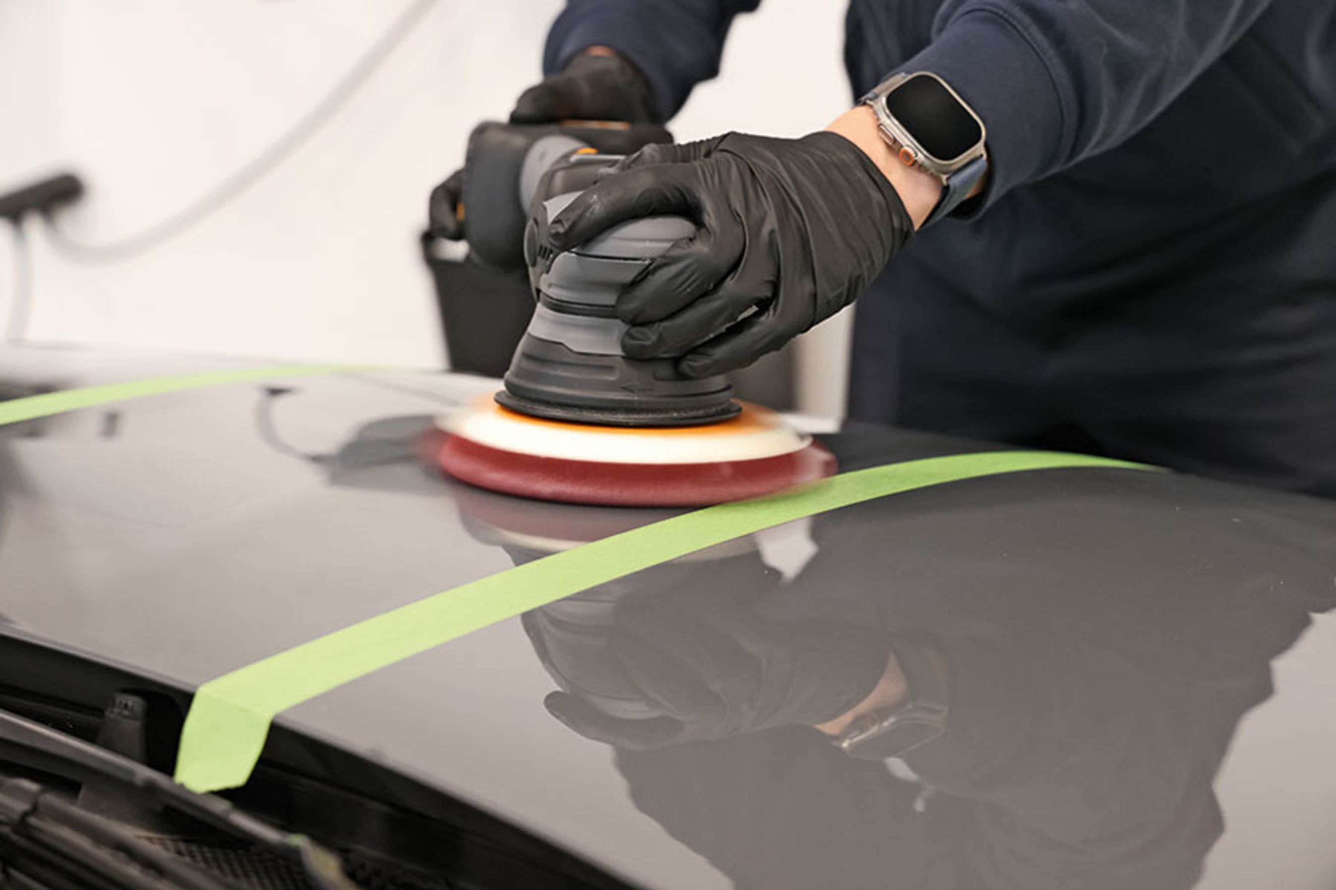 Kølerhjelm poleres før keramisk coating