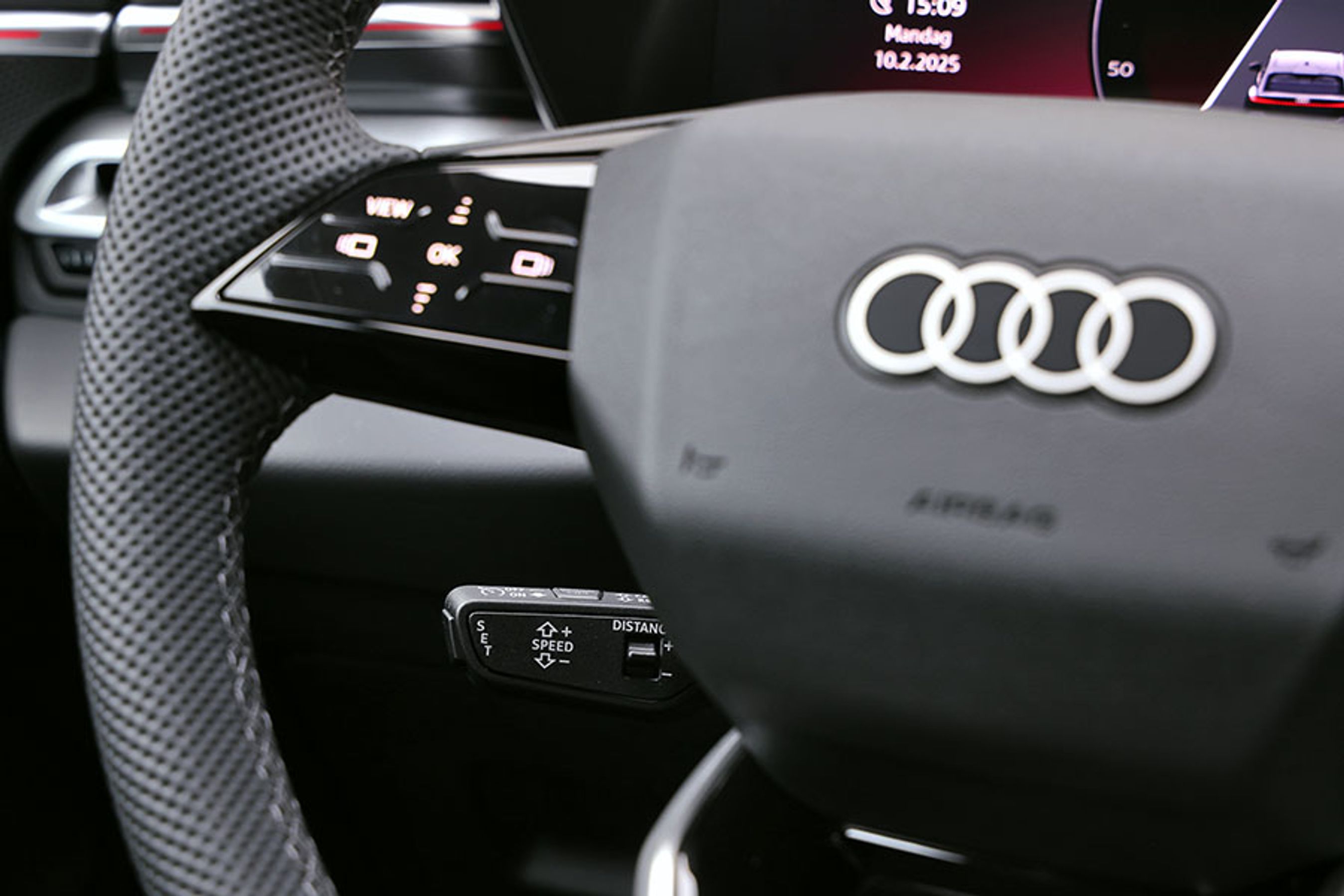 Fartpiloten er som i andre Audi-modeller placeret på en stilk bag ved rattet. Det er sværere at se betjeningen i forhold til knapper på rattet, men med lidt tilvænning er den let at betjene i blinde, og så frigiver det plads til andre knapfunktioner på rattet.