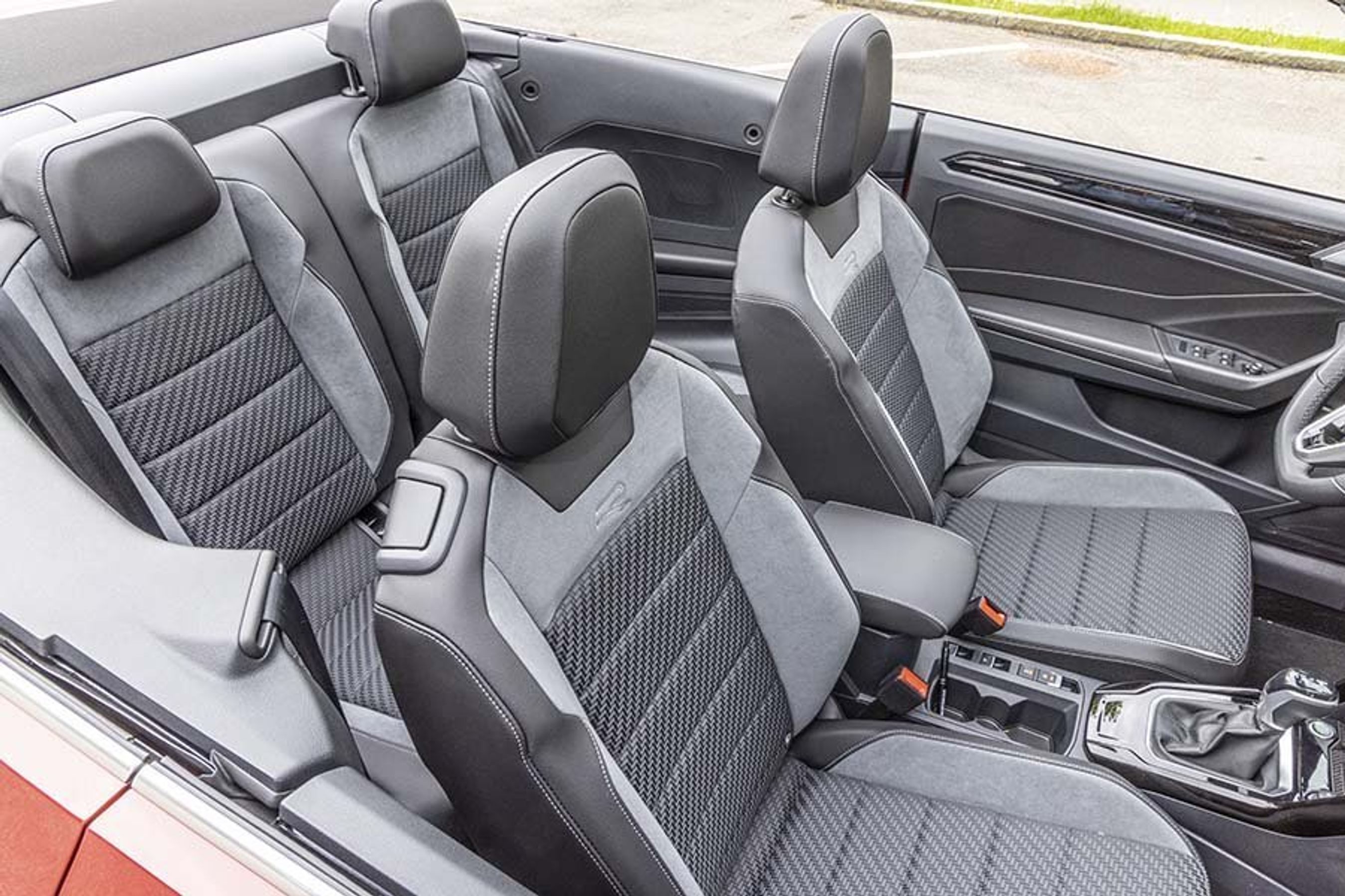 Adgangen til bagsæderne er ikke optimal, det samme gælder pladsforholdene. 