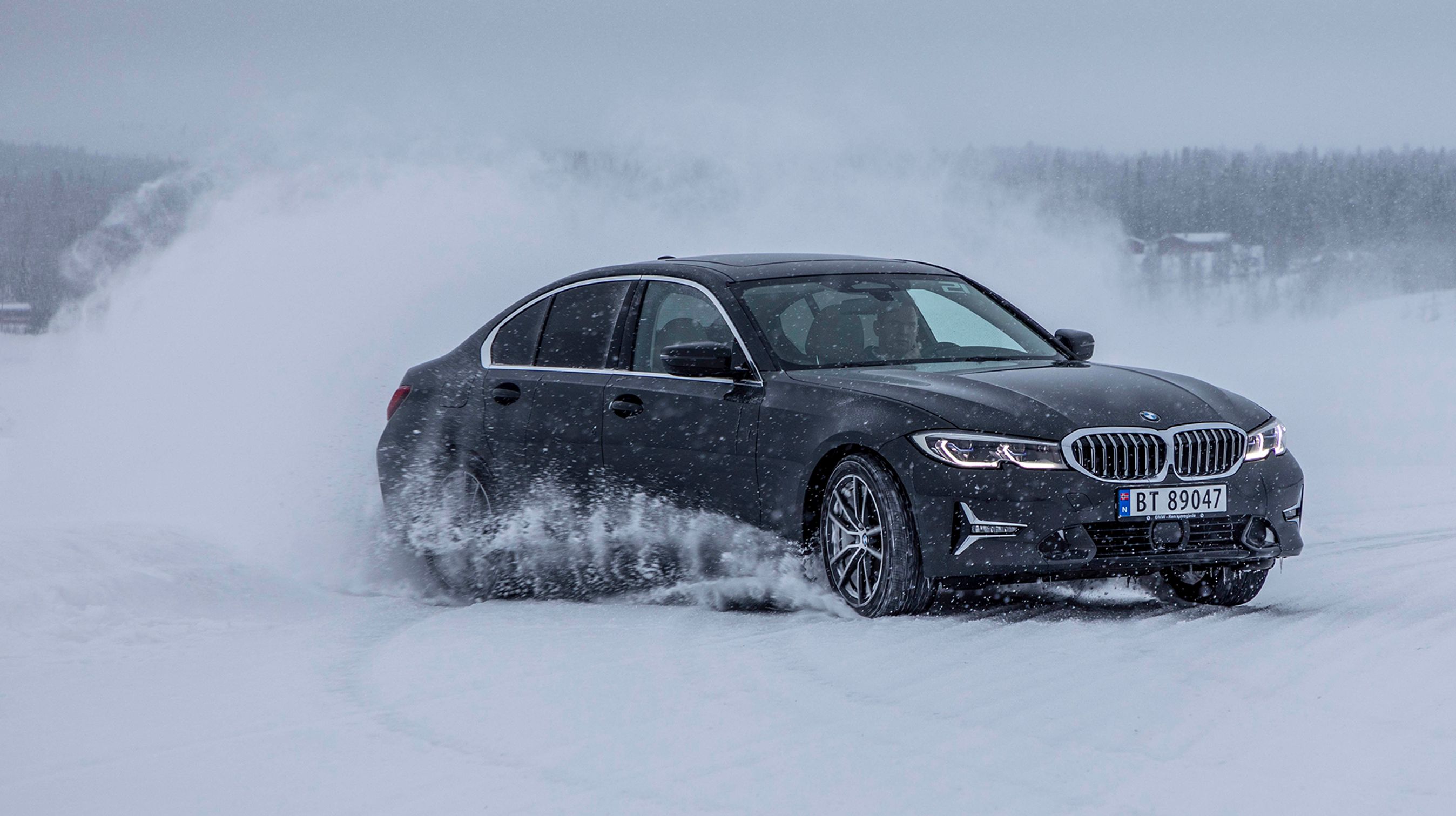 Trenden dikterer større kendetegn på bilerne, så kølergitteret – også kaldet nyrerne – er blevet markant større. Forlygterne er ligeledes forandret, men der er fortsat to lyselementer på hver side af grillen.