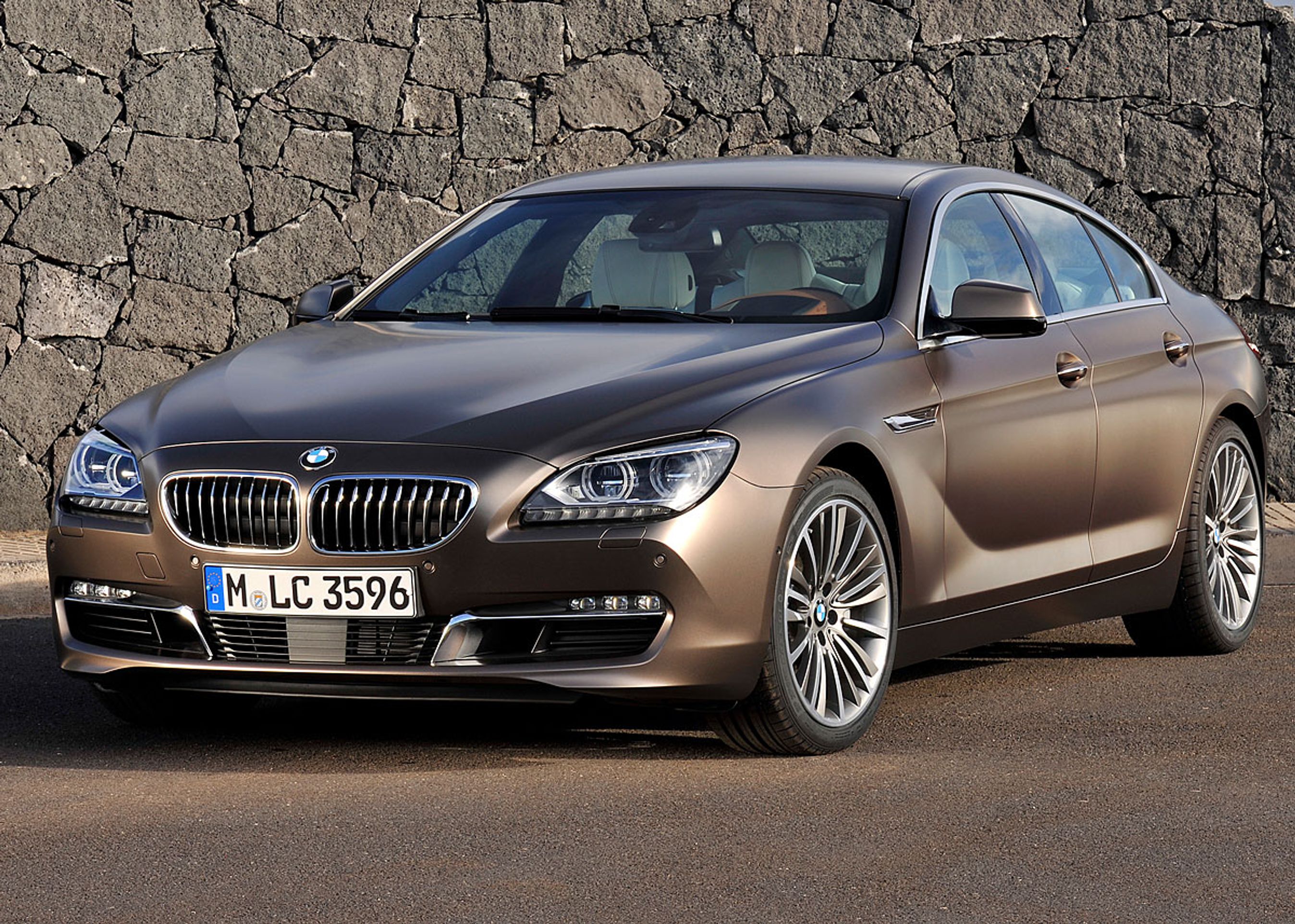 Grand Coupé deler generelt frontparti med coupéen og cabrioleten, men grillen er anderledes.