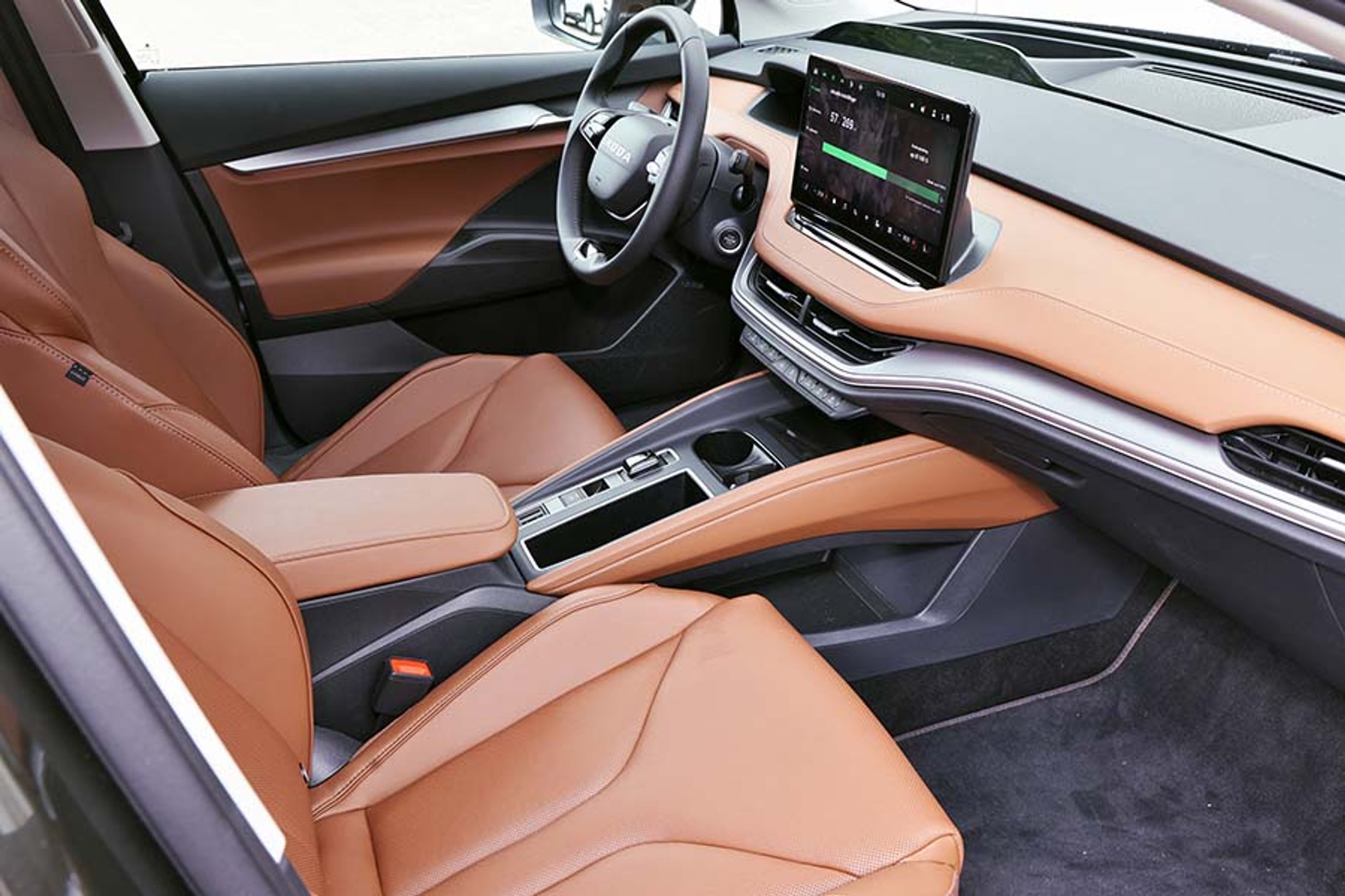 Skoda Enyaq har en ret stor midterkonsol, hvor der dog er plads til f.eks. en håndtaske i rummet forneden. Her er udstyrslinjen Eco Suite Cognac til 15.695 kr. tilvalgt som ekstraudstyr.