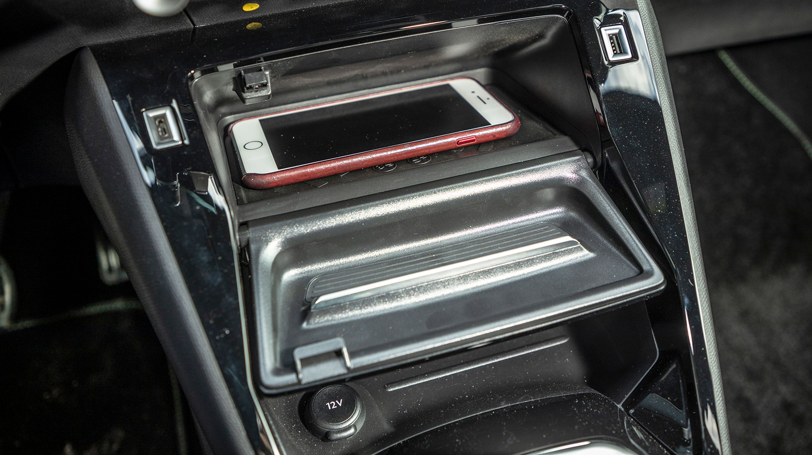 Bag en klap er der mulighed for at lade sin mobil op trådløst, hvis man har tilkøbt denne funktion.