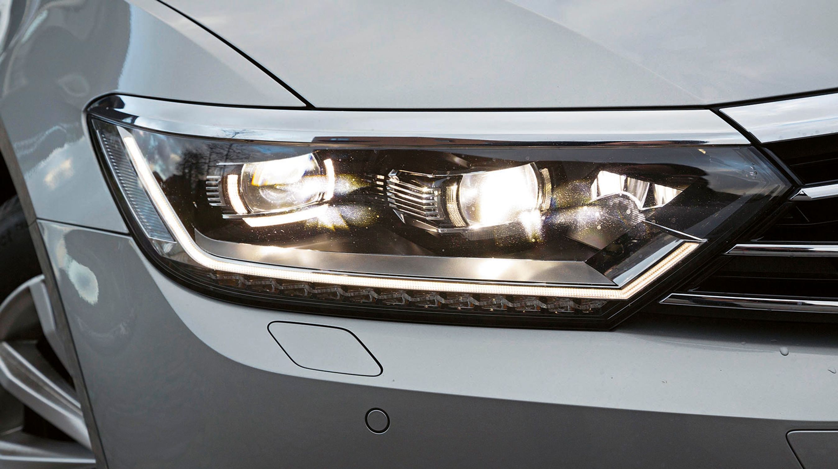 Statiske LED-forlygter kan købes som ekstraudstyr til 16.000 kr. De er alle pengene værd.