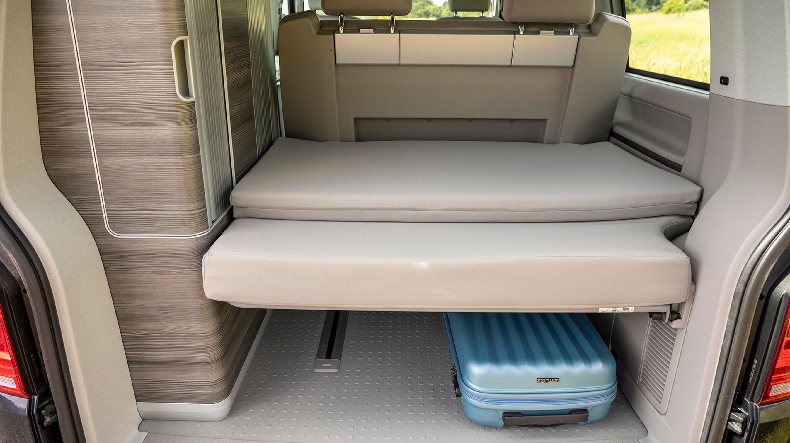 Bag bagsædet er bagagerummet opdelt i en øvre og en nedre afdeling. Skabet til venstre rummer gasflaske og en del praktiske hylder.