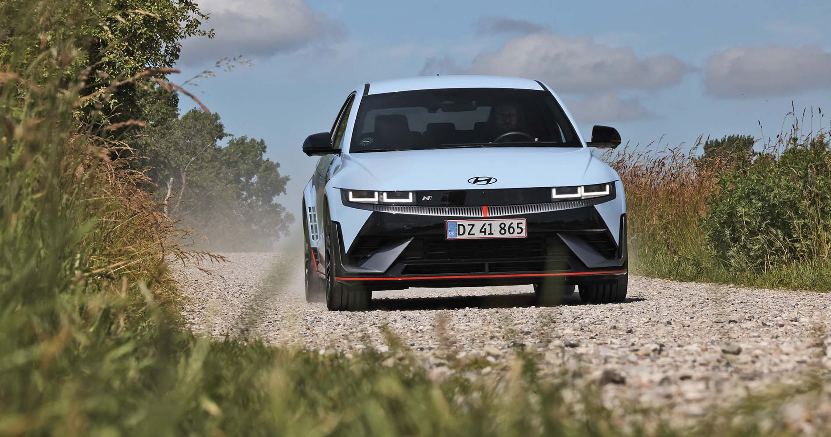 Hyundai Ioniq 5 N set forfra kører på grusvej