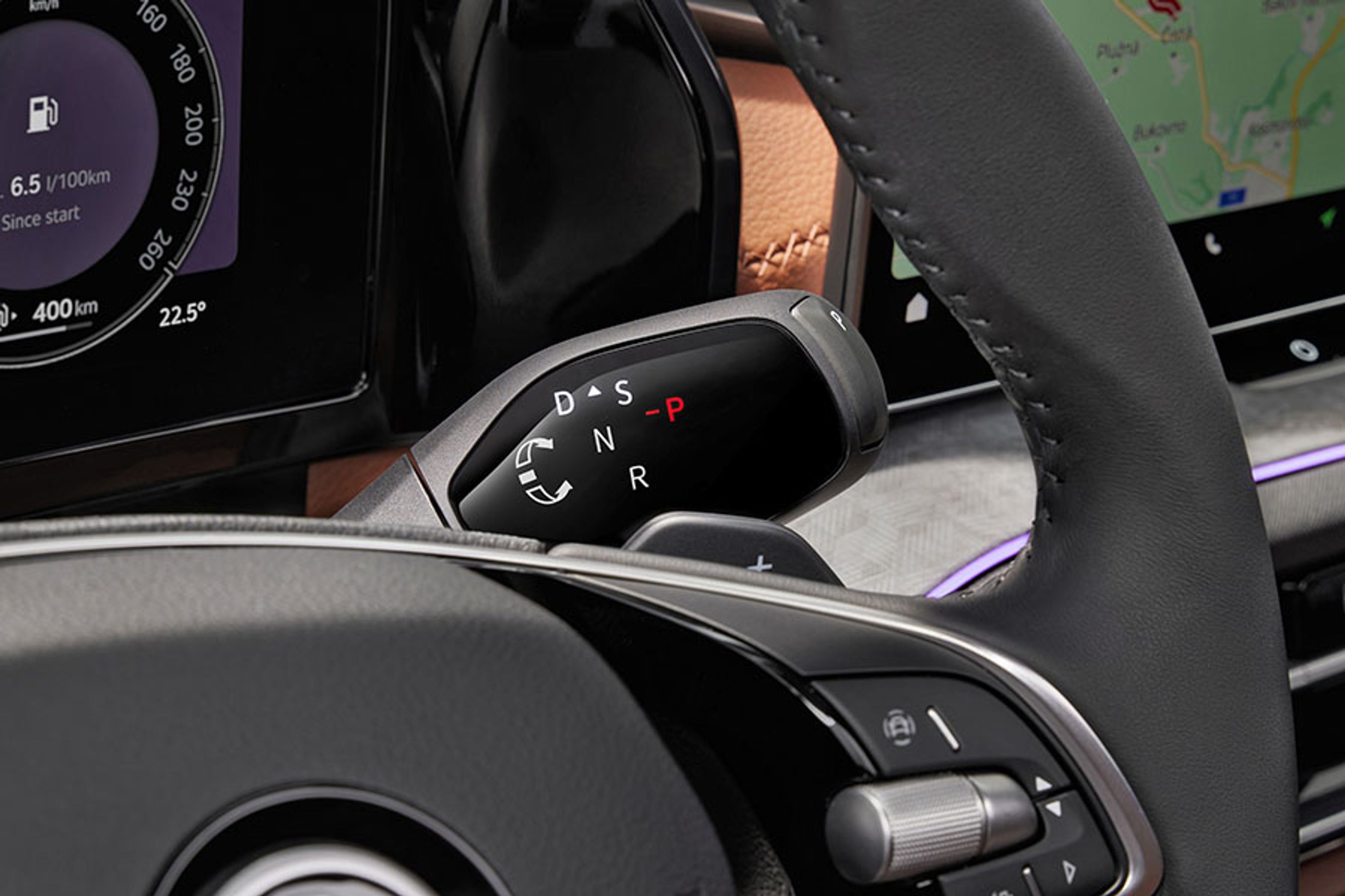 Gearvælgeren er nu placeret bag rattets højre side, og den er let at betjene. Alle udgaver af Kodiaq har automatgear.