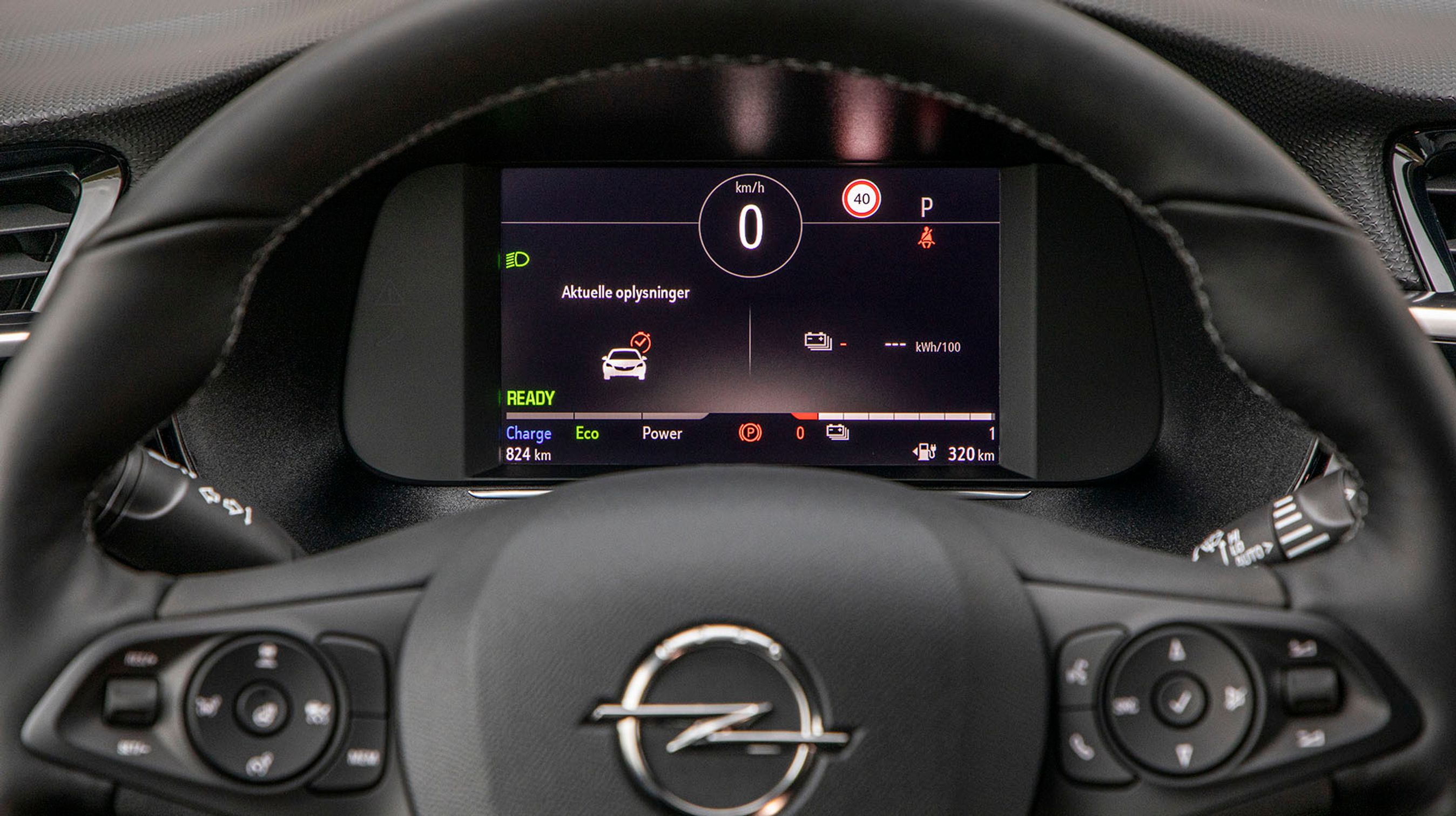Instrumenthuset består af en stor digital skærm, der viser mange oplysninger undervejs. Skærmen sidder fint i synsfeltet, men de mange informationer kan virke en smule uoverskuelige.