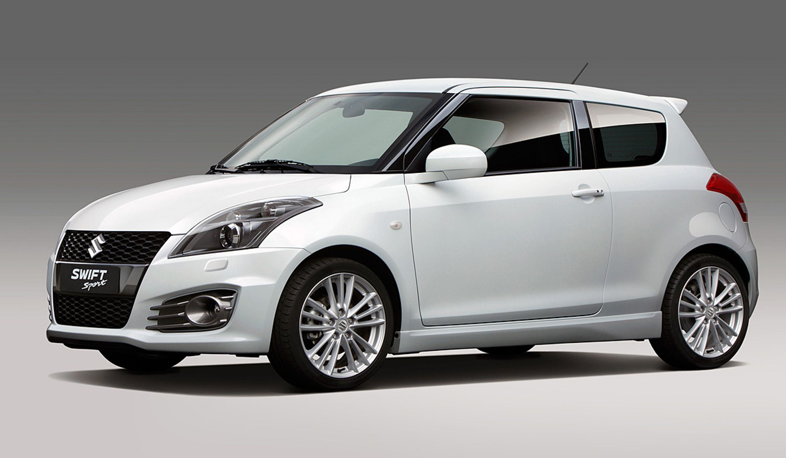 Suzuki Swift Sport adskiller sig bl.a. ved en større grill og sænket undervogn. Sport-udgaven er tredørs.