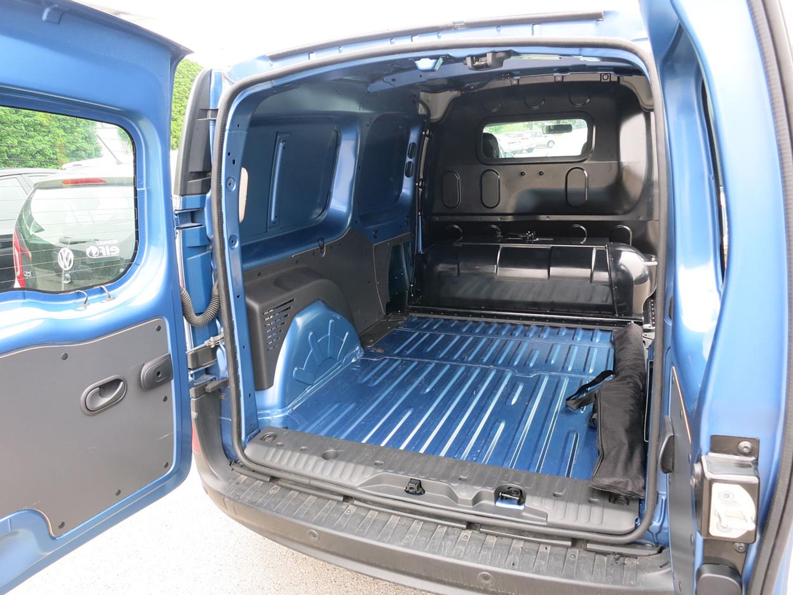 Tanken til brinten er placeret i varerummet, og under gulvet ligger batterierne som i den almindelige elbilsudgave af Renault Kangoo.