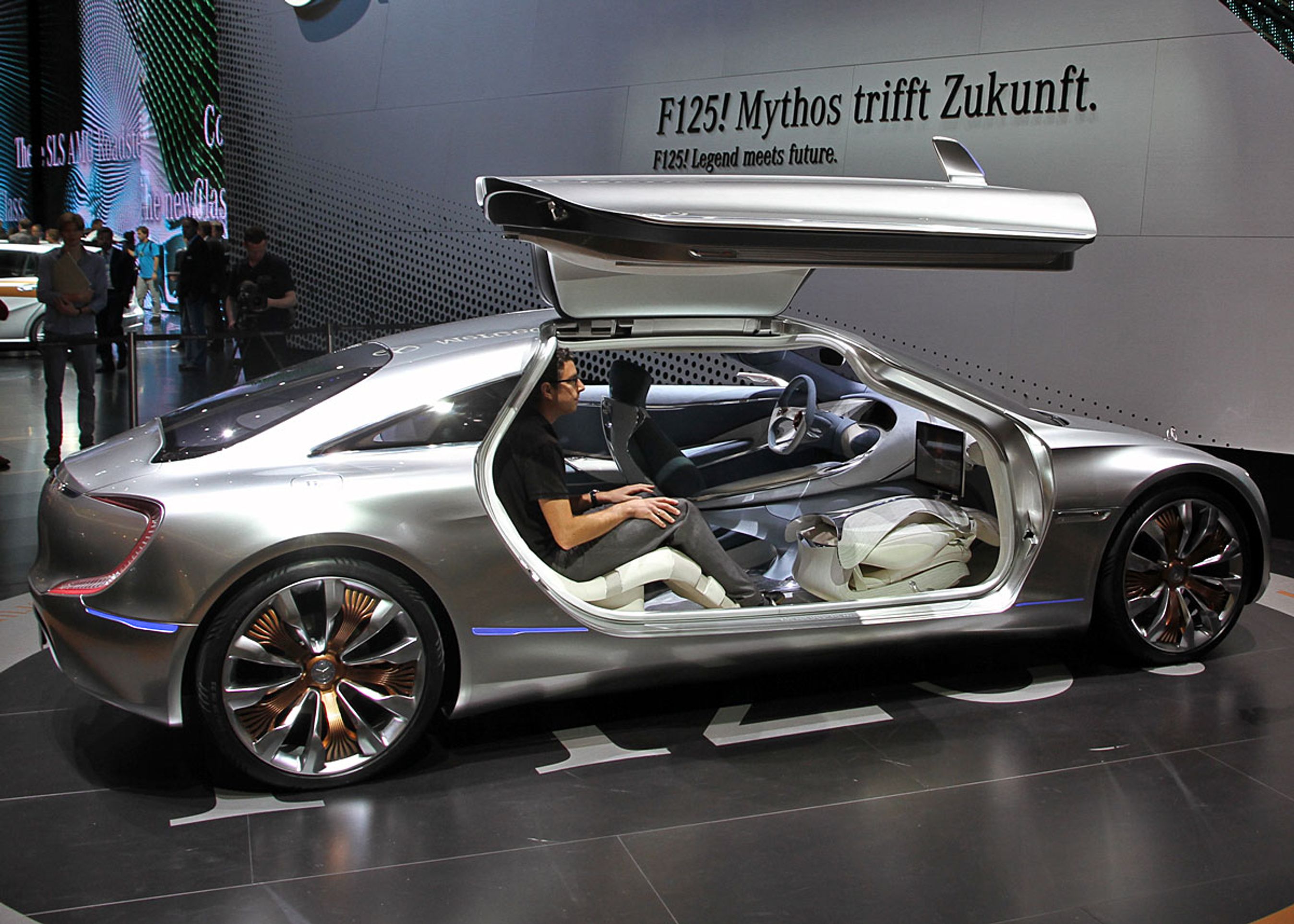 De tophængslede døre er bekvemt på en biludstilling, så man nemt kan se ind i kabinen.