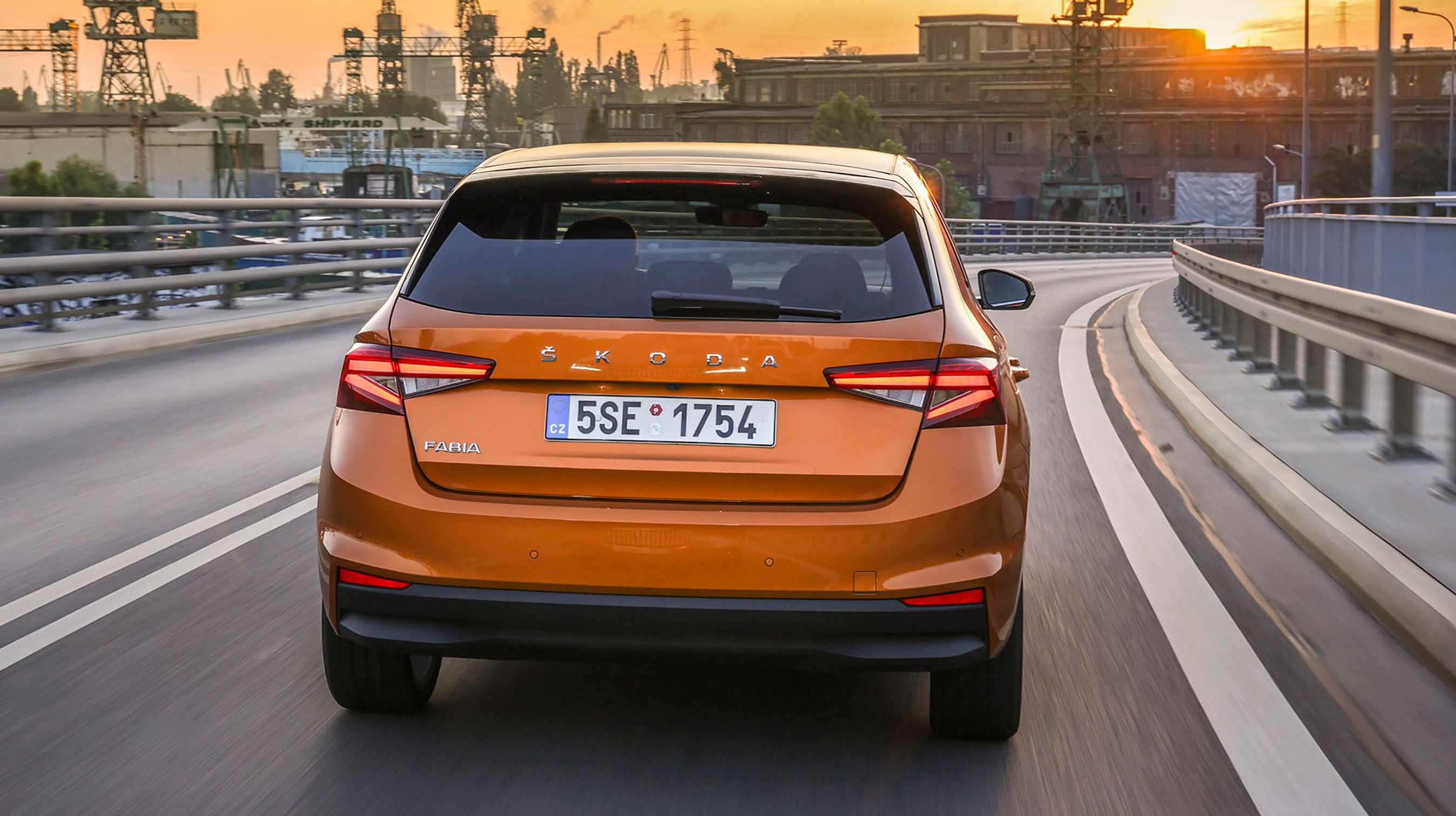 Baglygterne er delt i to dele i hver side, og derved kan bagklappen gøres bredere til gavn for en bedre adgang til bagagerummet.