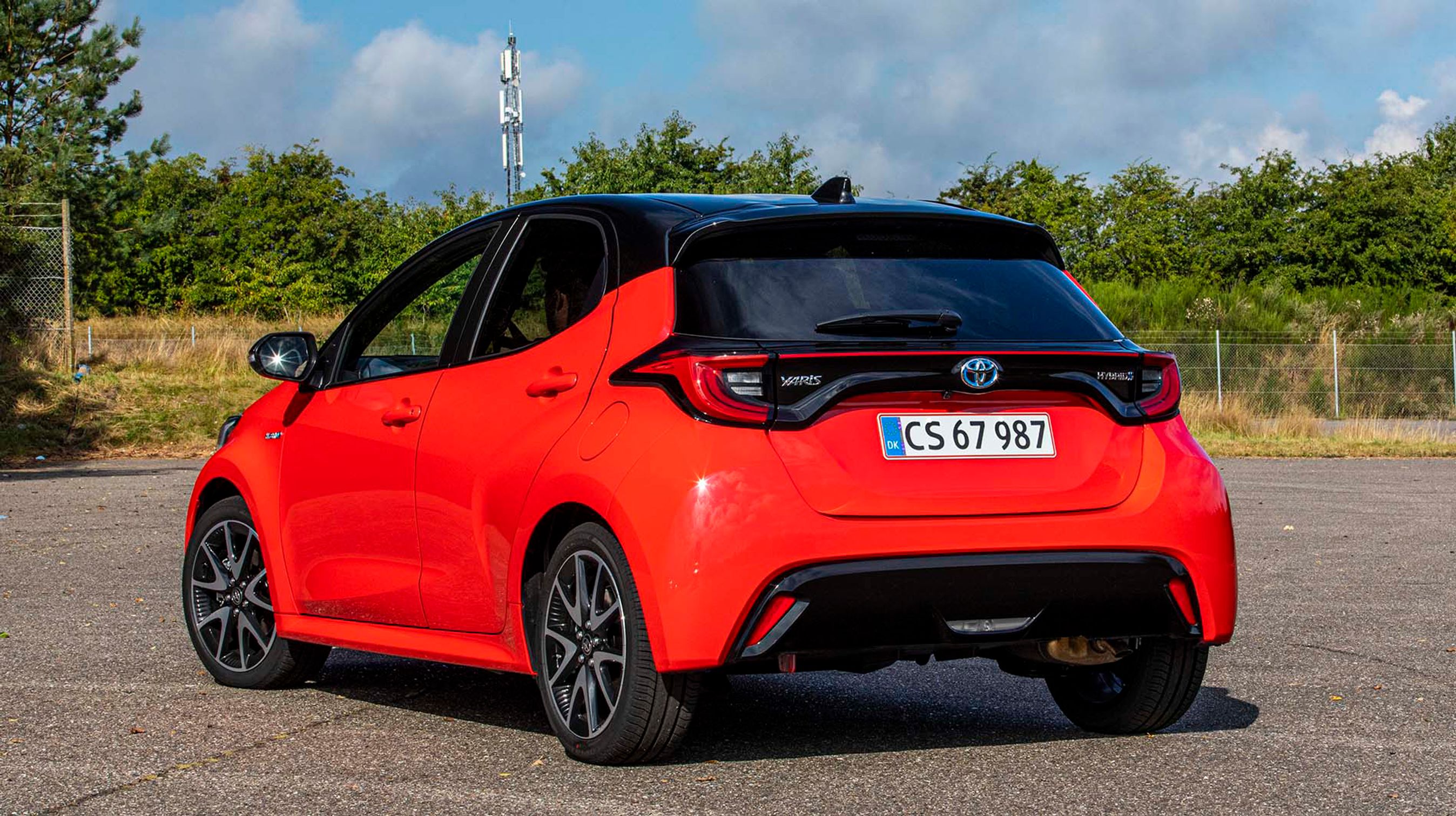 Yaris kommer i starten i en særlig Premier Edition, der har stort set alt i udstyr. Det er den, vi her har fotograferet, og den koster 240.000 kr.