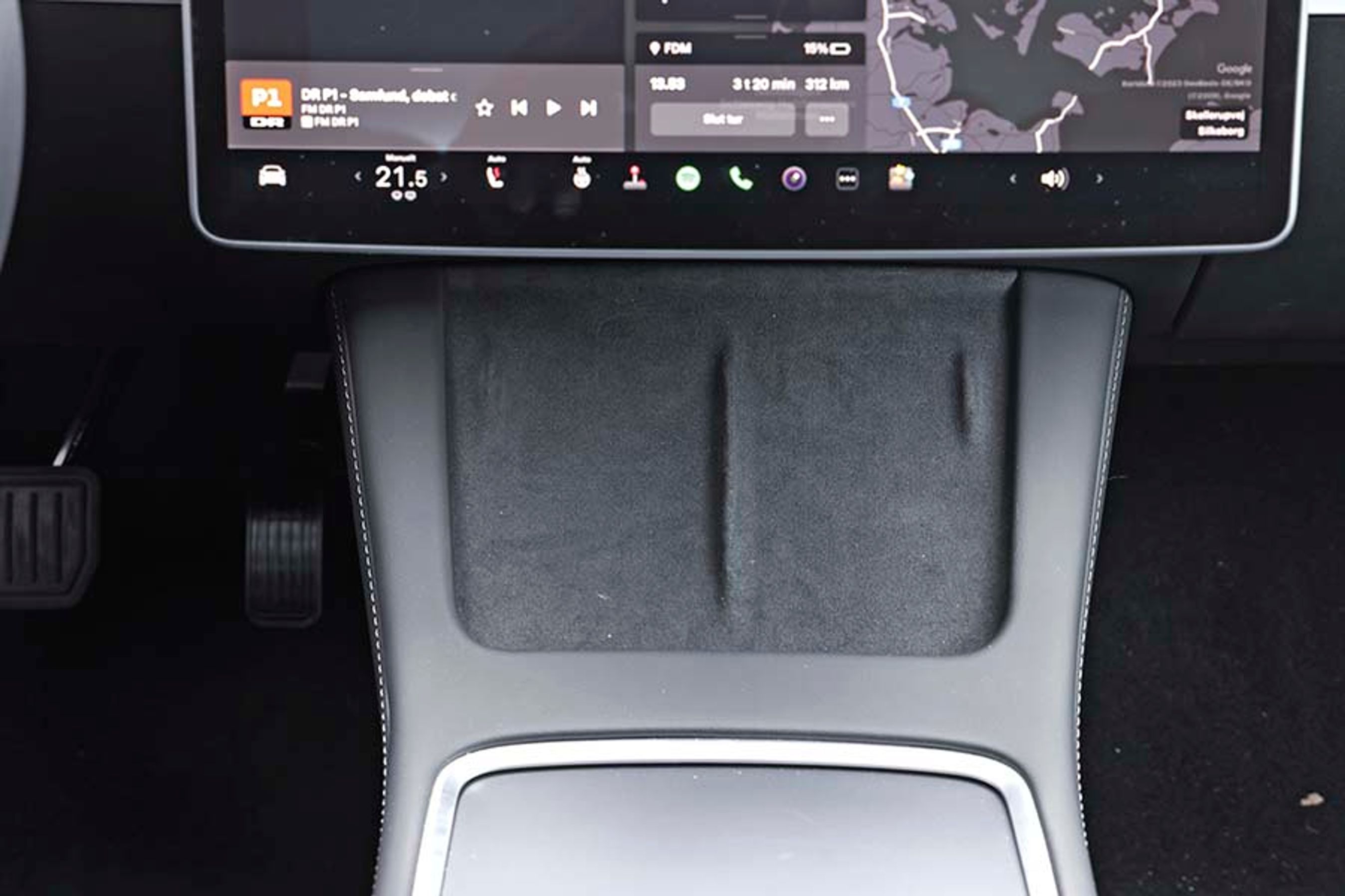 Under skærmen er der plads til to mobiltelefoner. Der er desuden trådløs opladning.