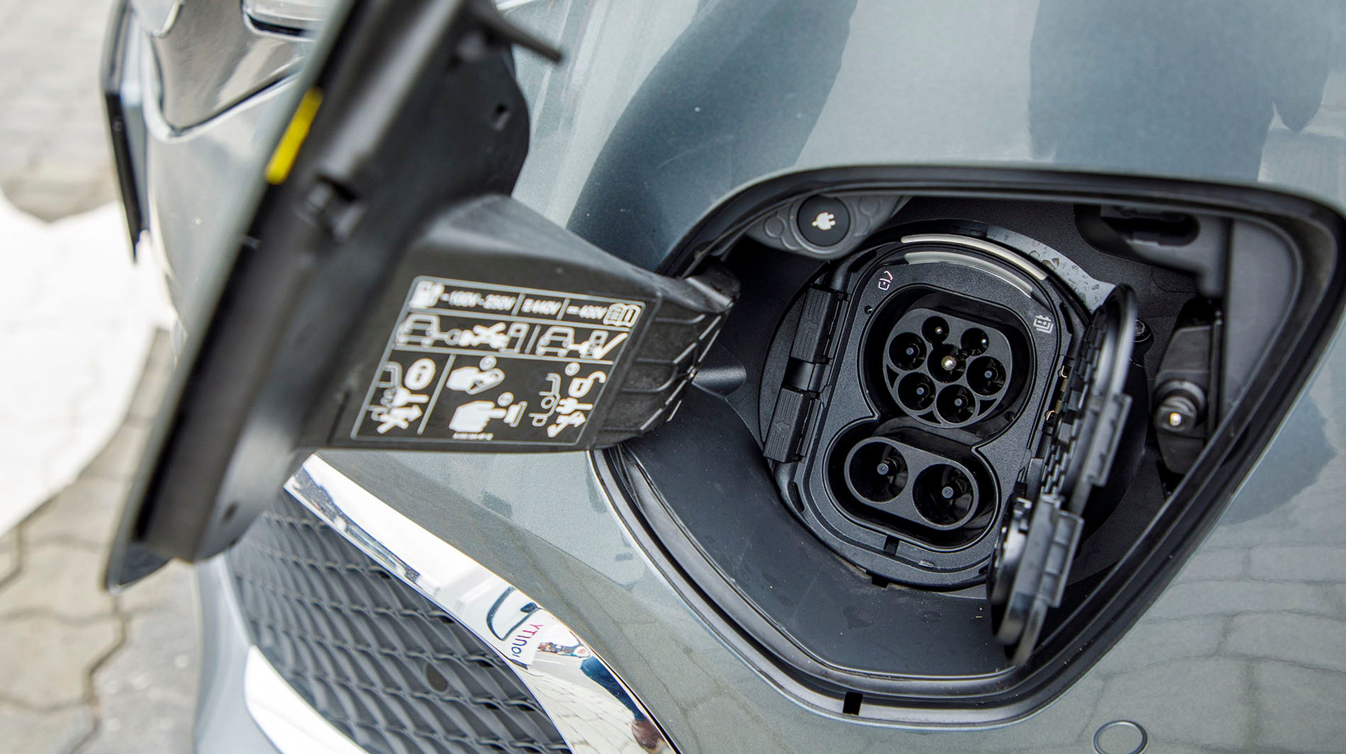 Ladestikket er et Type 2 AC-stik med tre fasers opladning (11 kW). Hjemme tager en opladning dermed under 10 timer. Stikket kan også bruges ved lynladere med CCS Combo-stik, hvor den kan lades med op til 110 kW. Dermed kan den lades fra 10 til 80 % på 45 minutter.