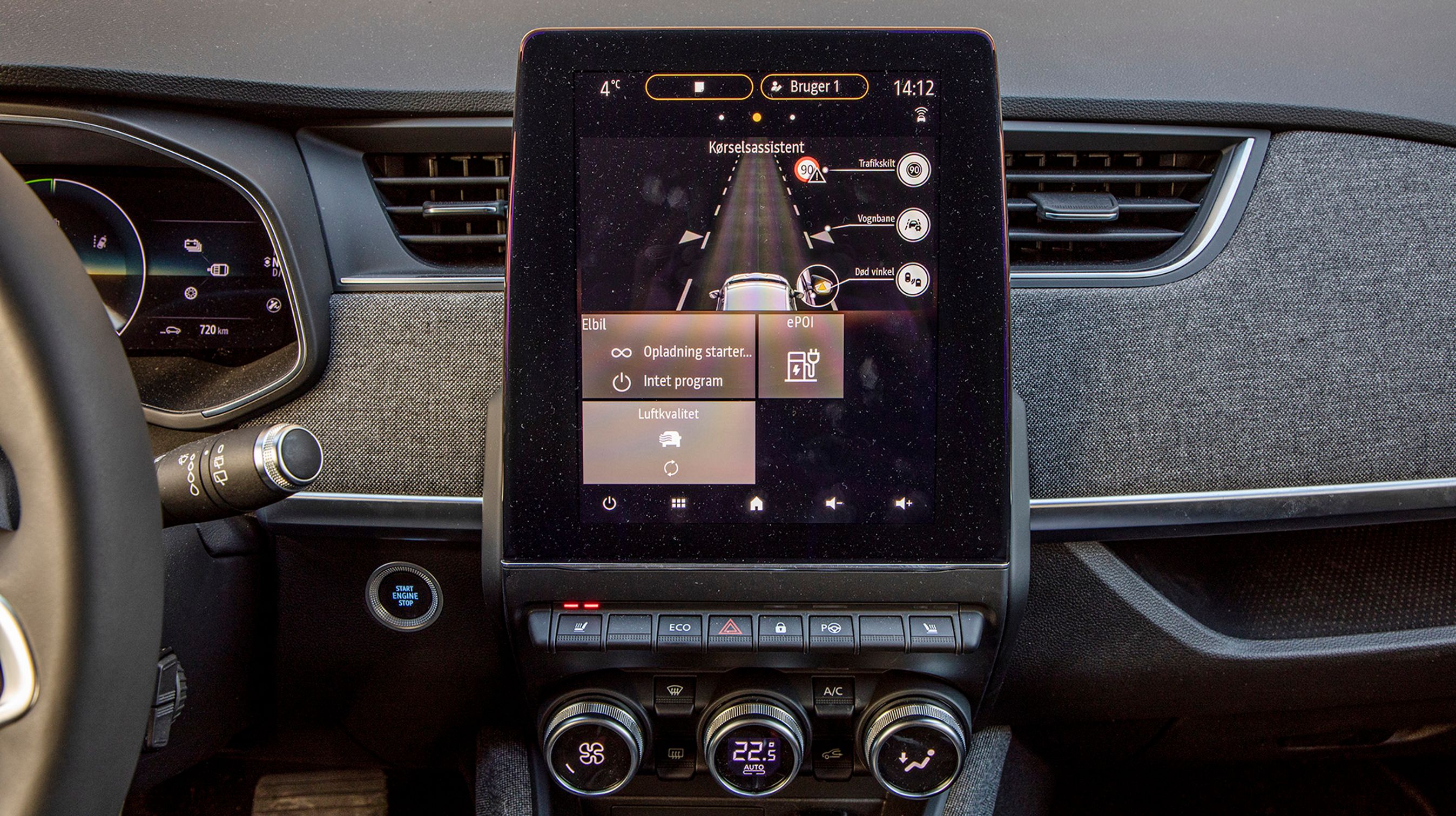 Den store 9,3-tommerskærm er blevet markant forbedret. Man kan opdele skærmen i områder, så man både kan få information om telefon, musik og navigationsanlæg på en gang. Apple CarPlay og Android Auto er standardudstyr.