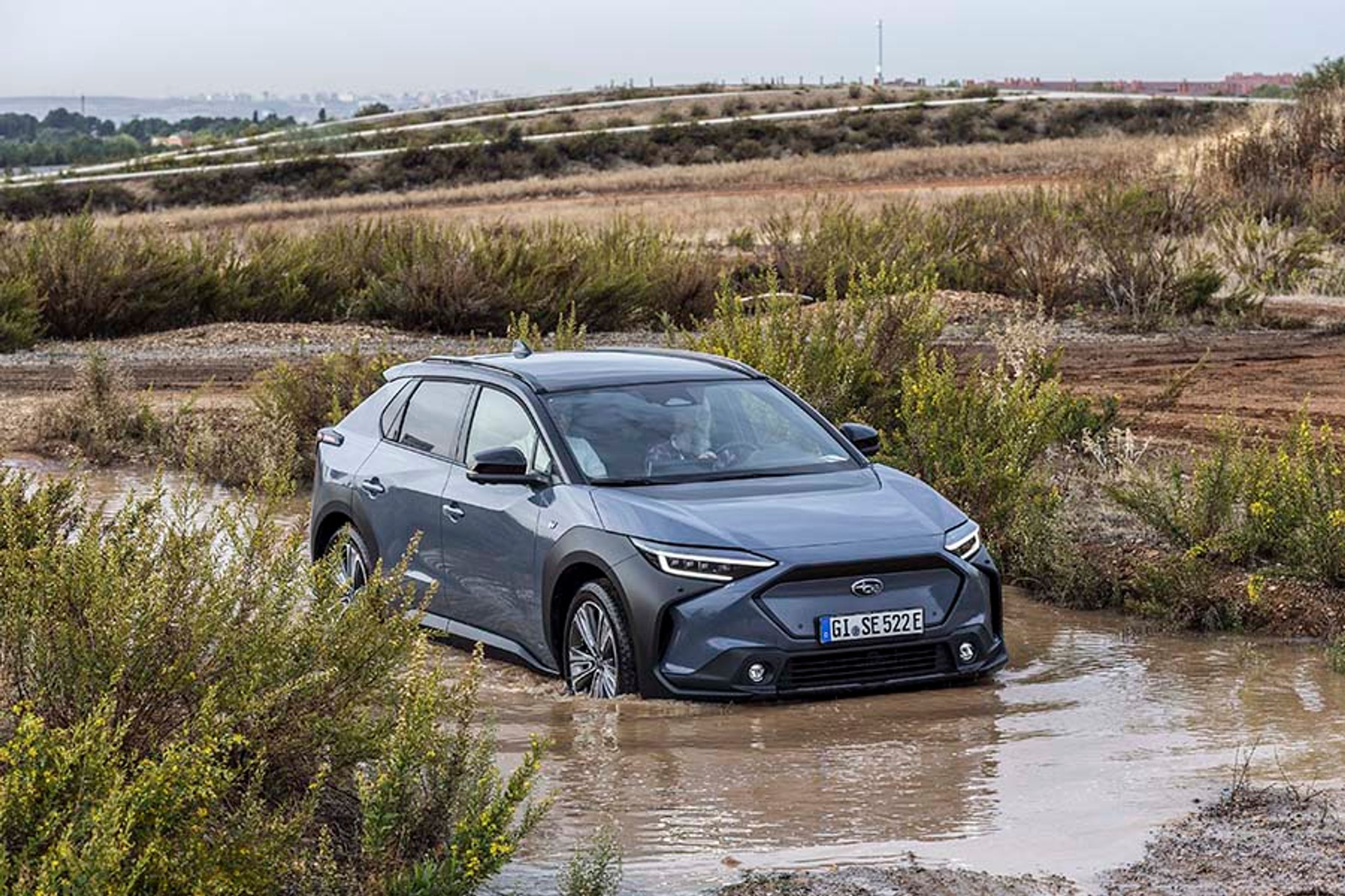 Subaru Solterra er godkendt til at køre gennem en halv meter vand. Batteriet er dermed helt under vand, men det er ikke noget problem, for det er indkapslet i en helt vandtæt kasse.