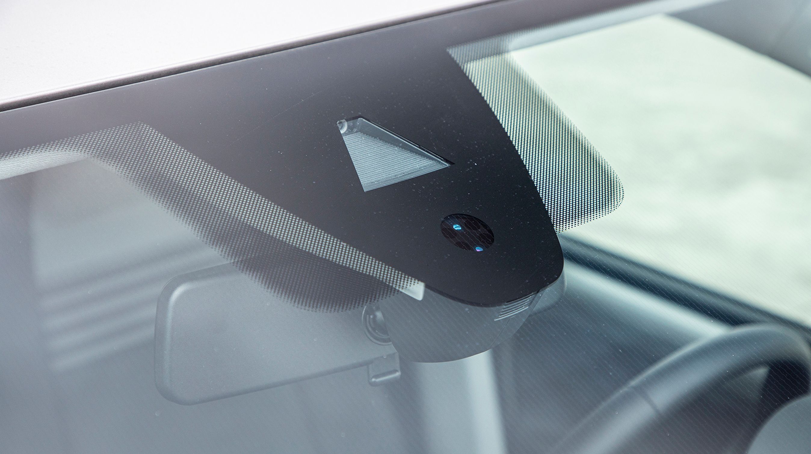 Tidligere sad der her en sensor, der var en del af nødbremsen. Den er nu erstattet af et kamera, der styrer vognbaneassistenten. Der var derfor ikke nødbremse i Seat Mii-e. 