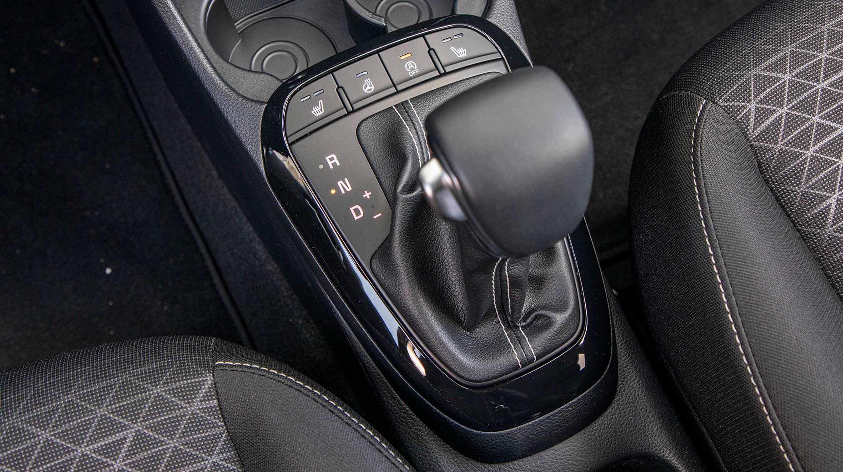 Det koster 15.000 kr. ekstra at få automatisk gearskifte, men gearskiftene er ikke optimale. Det samme gælder gearvælgeren. Du skal parkere i ”N” for at kunne starte motoren, og så skal du altid huske at trække håndbremsen. Ulogisk. Der mangler en ”P”-funktion.