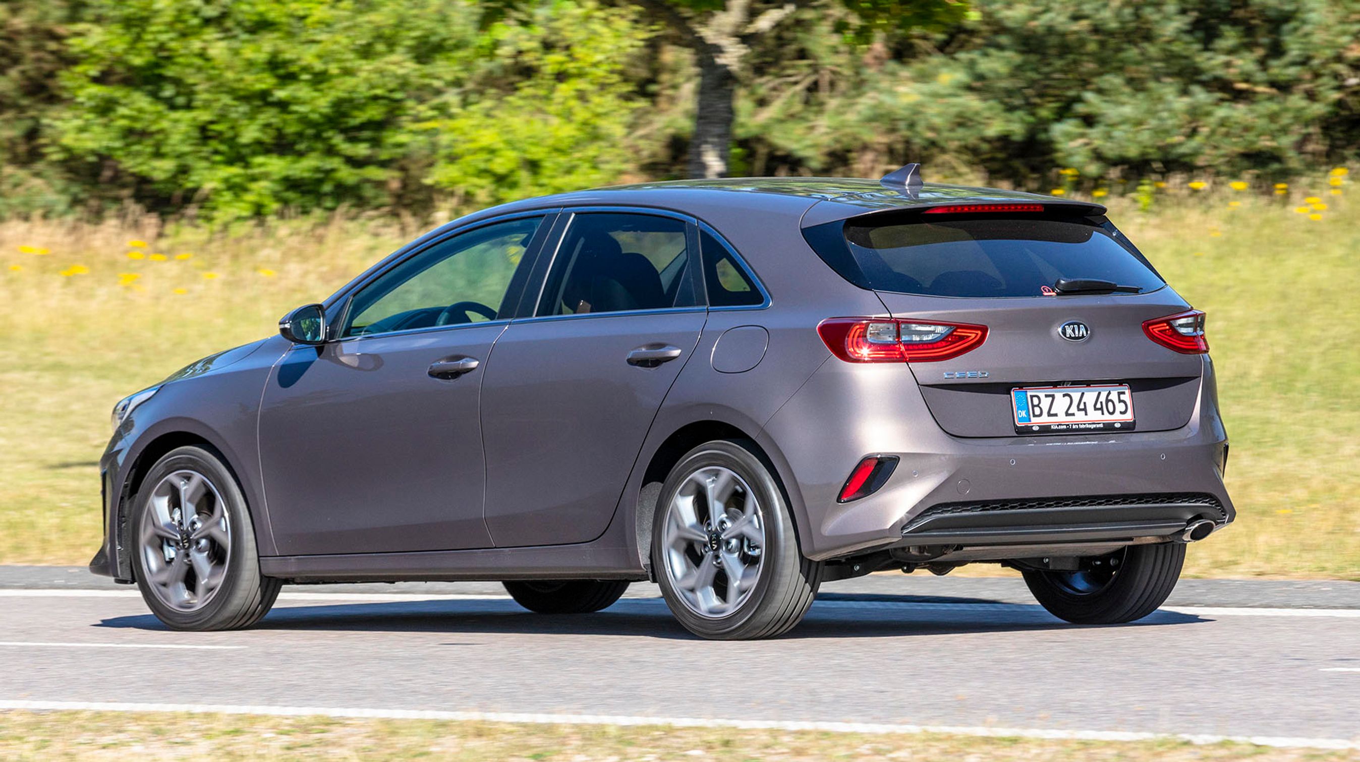 Kia Ceed er nu klar i en helt ny generation. Udvendig er bilen ikke vokset, men indvendigt er der sket en hel del. 