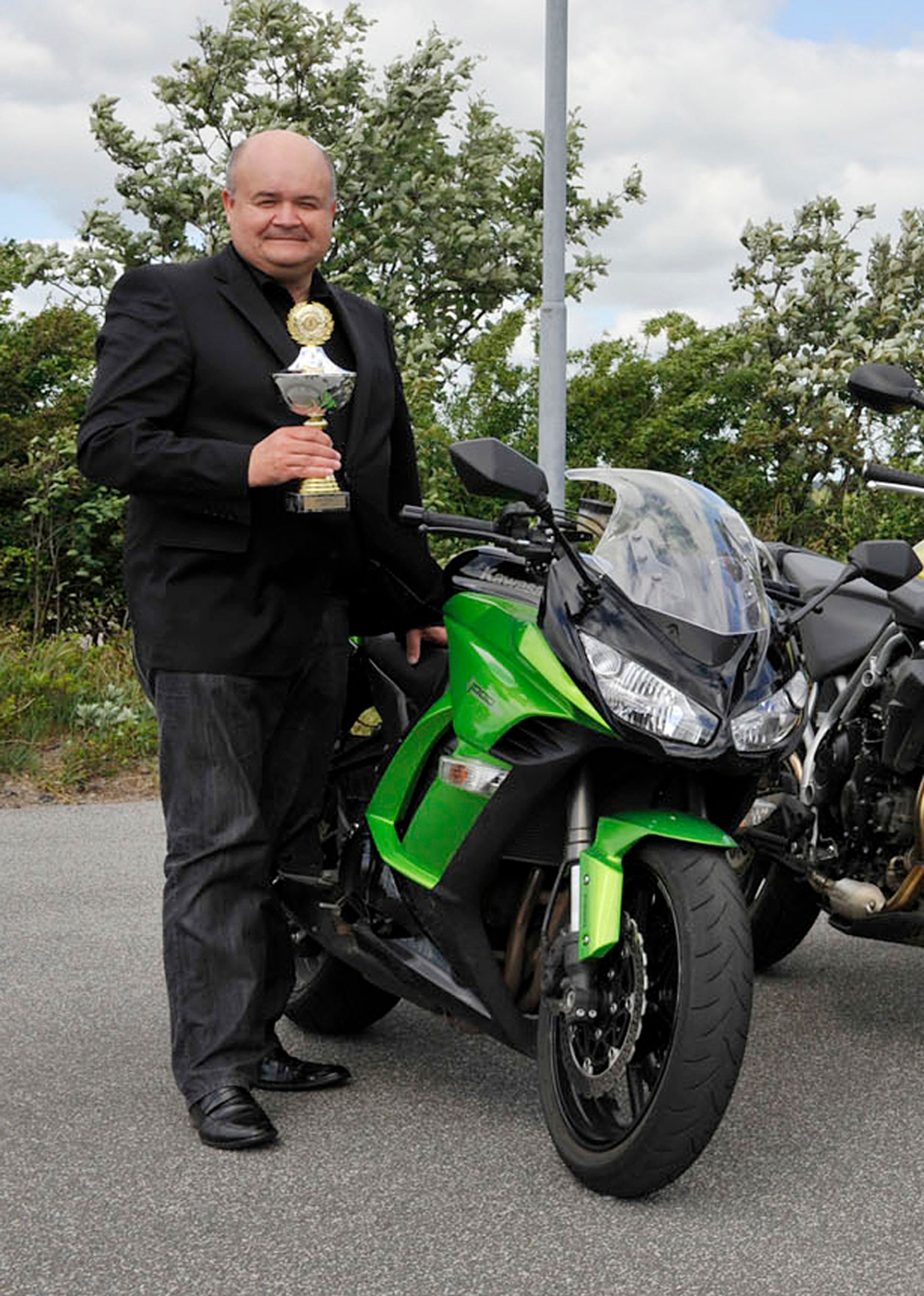 Kawasaki har altid været i top-5, men det er første gang i kåringens historie, at en motorcykel fra Kawasaki kåres til Årets MC. Her er det Kawasaki-importør Erik Blacha, som lykønskes med hæderen.