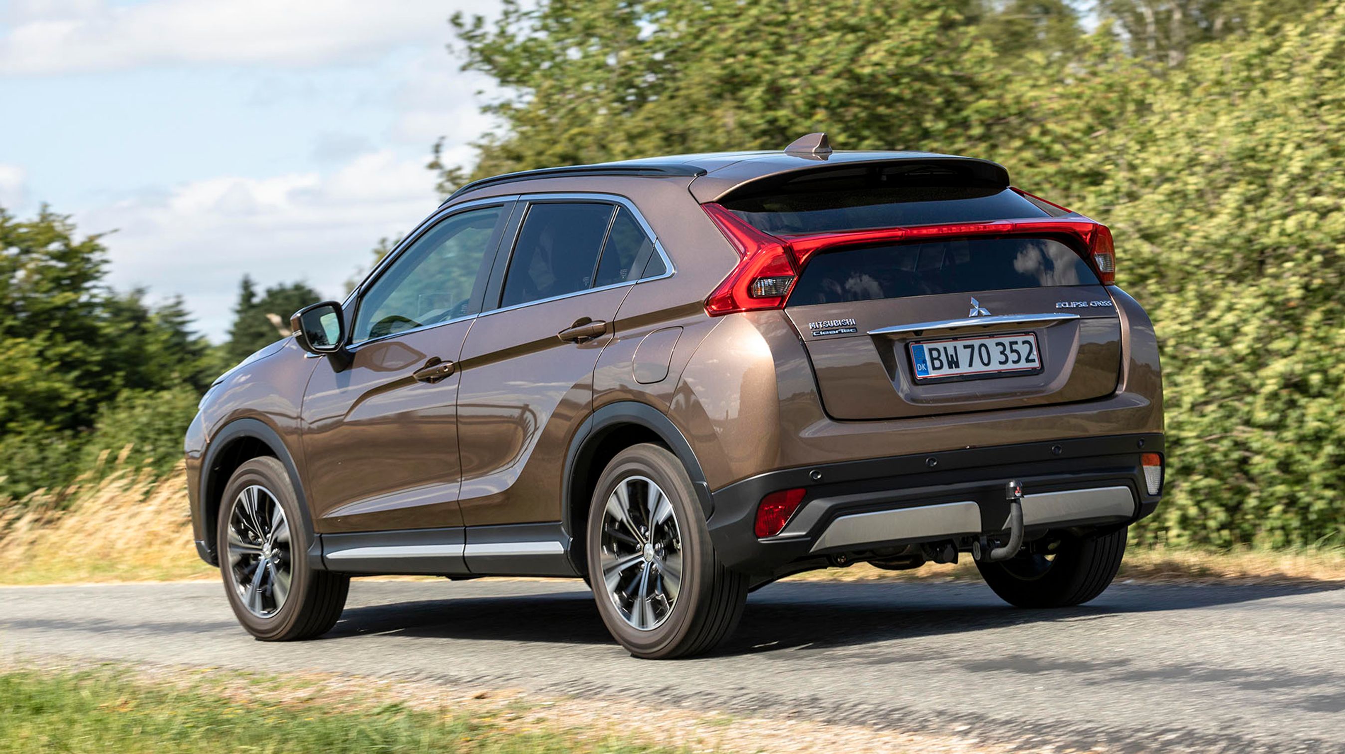 Bagfra ser man tydeligt coupé-looket. Den faldende taglinje tager lidt loftshøjde på bagsædet.