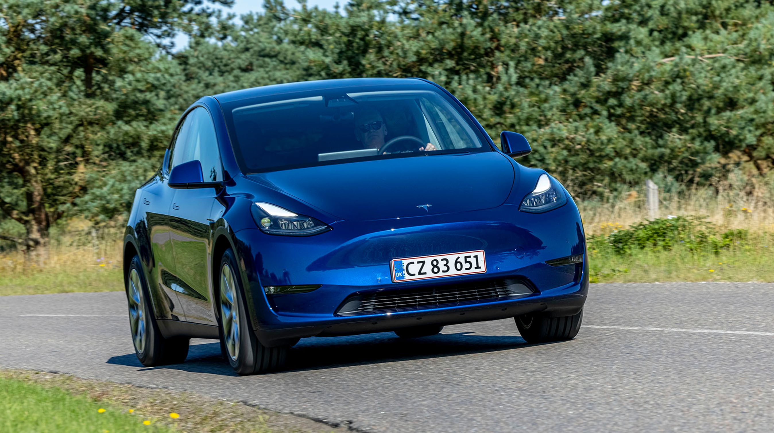 Tesla Model Y set forfra
