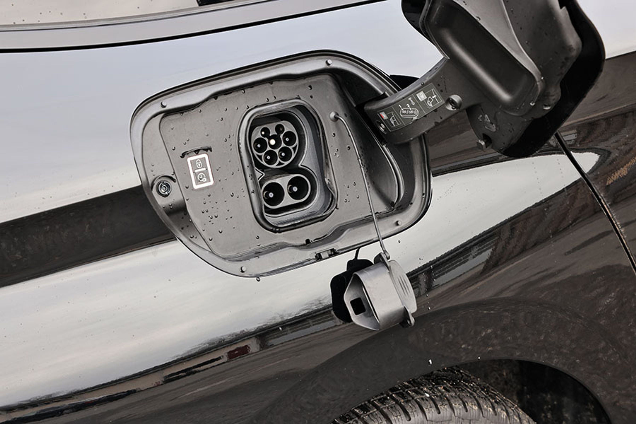 Ladestikket er placeret ved højre baghjul, og man kan hjemme-lade med 11 kW og med op til 100 kW, når man er på farten.