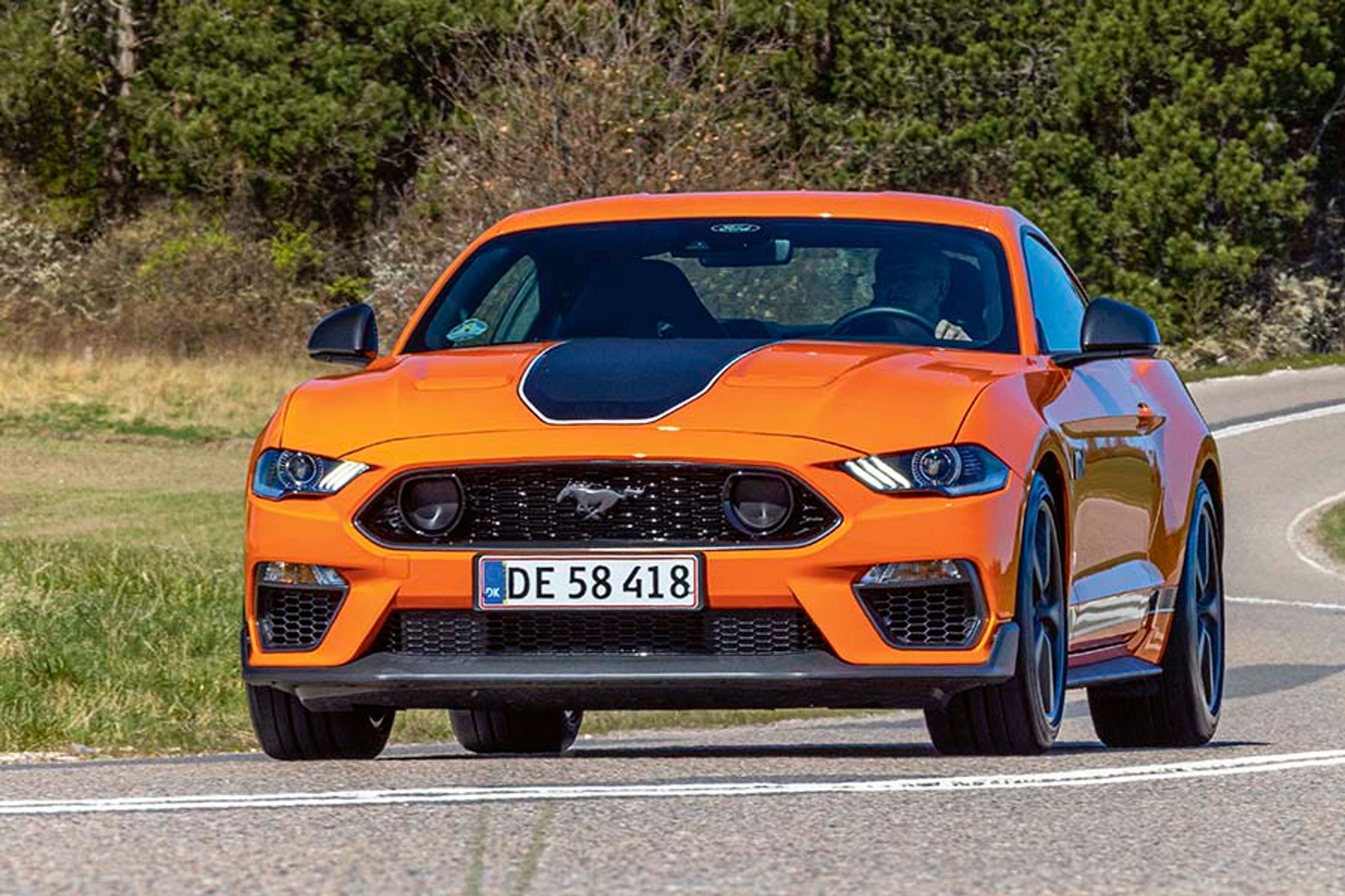 Det er på landevejen, at Ford Mustang Mach 1 føles mest på hjemmebane. Her er plads til brøl fra V8-motoren, og du er langt væk fra kedelige A-B ture inde i byen eller på motorvejen.