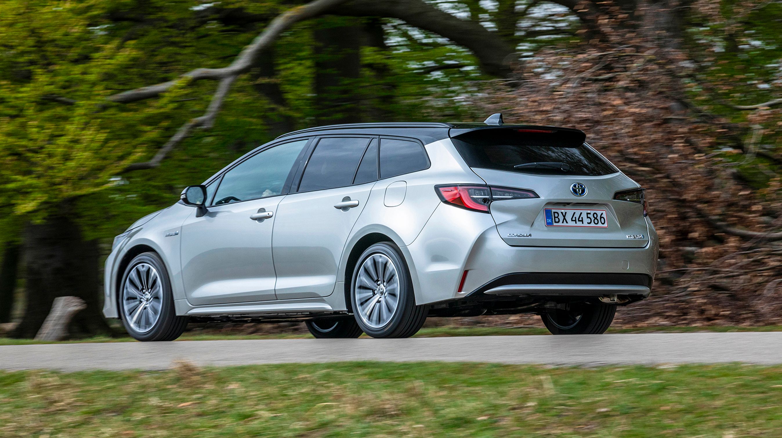 Corolla fås både som almindelig femdørs model og denne stationcar. Merprisen er 10.000 kr., og du får samtidig et markant større bagagerum. Som familiebil er valget enkelt: stationcaren vinder!