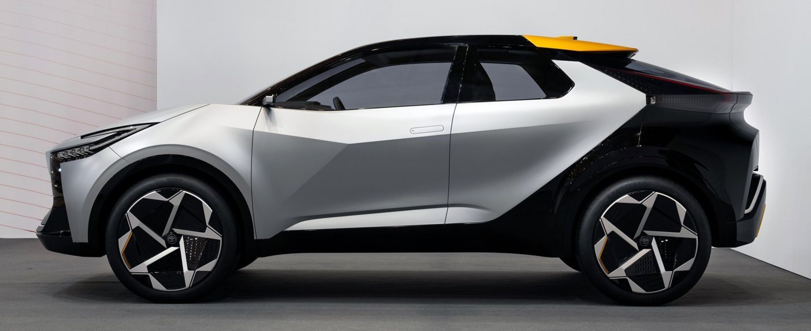 Den nye Toyota C-HR har bevaret den nuværende models fremadlænende coupé-facon, men går et skridt videre i at være ekstrem.