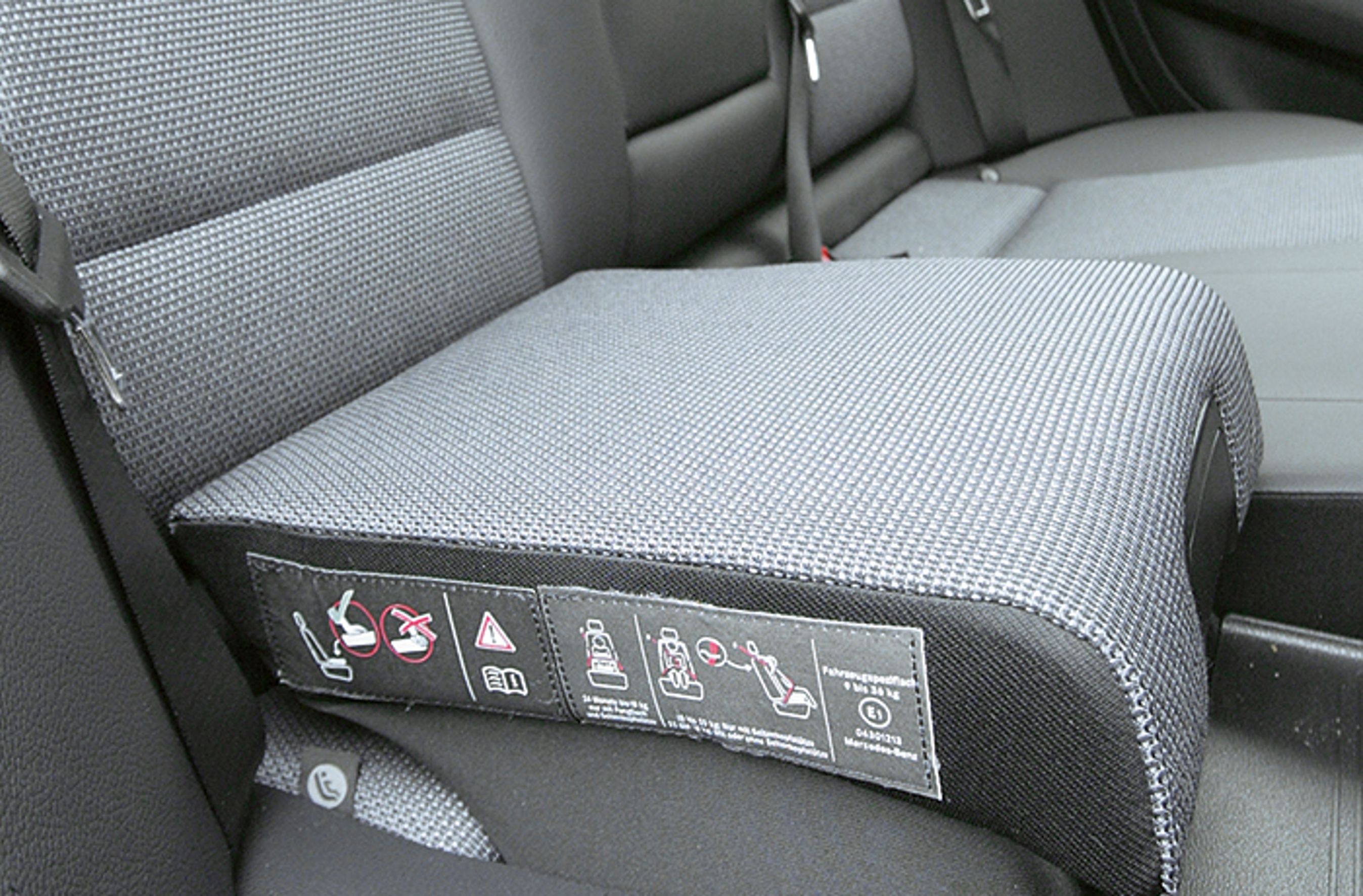 Alle udgaver har to integrerede barnesæder på bagsædet, der kan foldes ned, når de ikke benyttes.