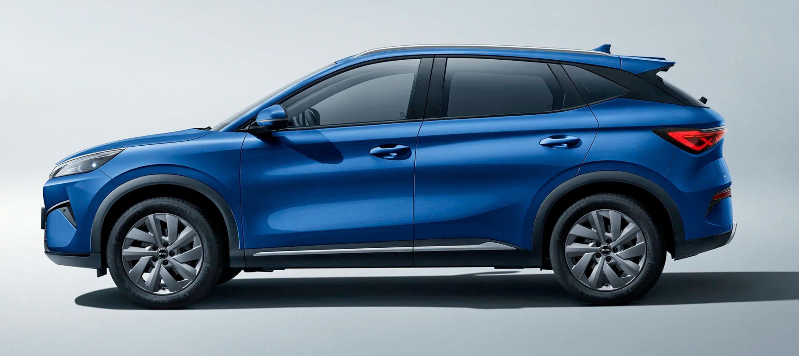 Blå BYD Atto 3 i profil.