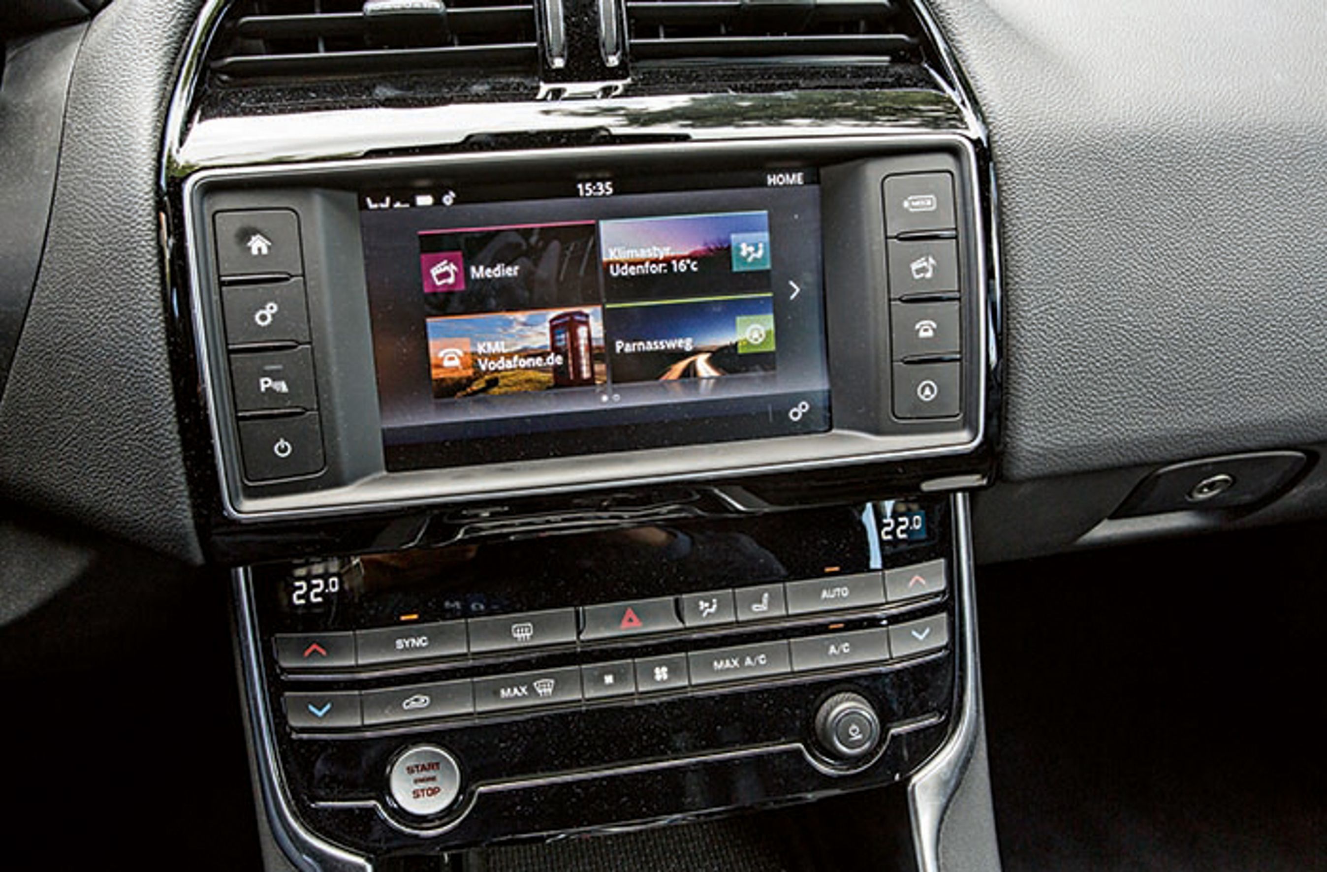 Skærmen i midten er standard, og al tekst og tale er på dansk. Navigationsanlæg er dog ekstraudstyr. Betjeningen er logisk, men langsommelig.