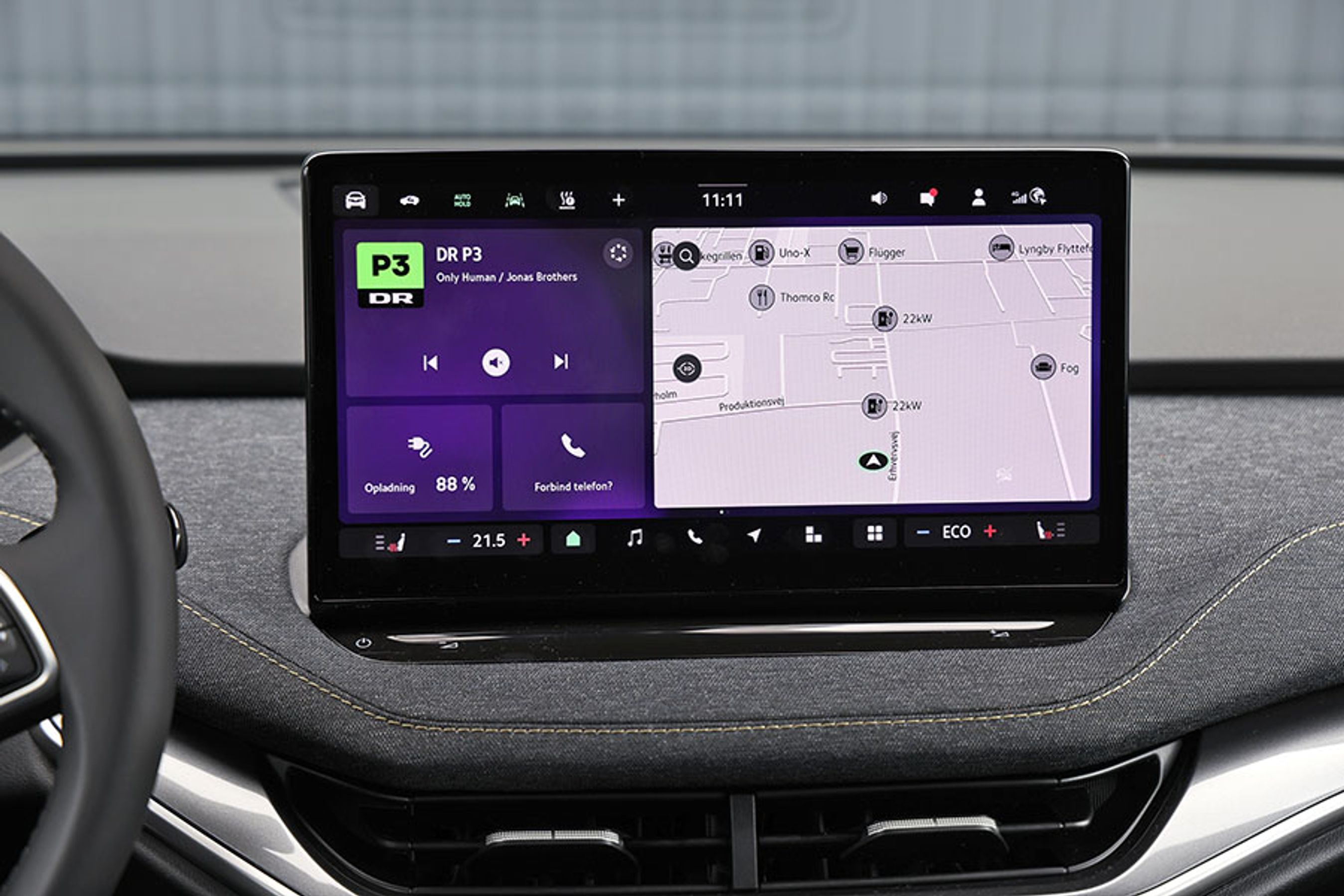 Skærmen i midten er på 13” og rummer fabrikkens nyeste styresystem, der fungerer godt, og som tillader, at man selv konfigurerer den øverste linje med genveje til de funktioner, man anvender hyppigst.